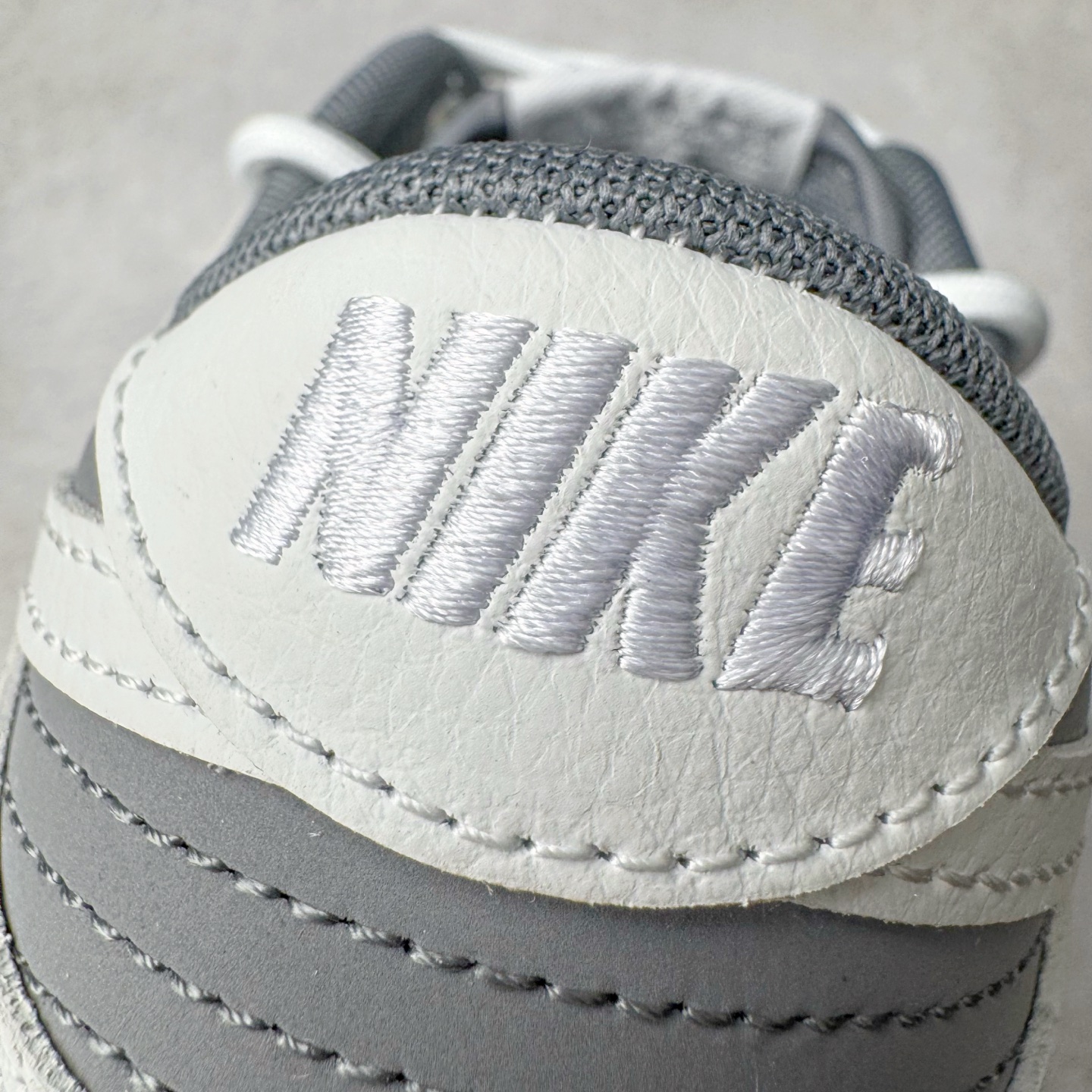 图片[15]-＃YC纯原 NK Dunk Low 封狼居胥 WG0528-111 当白与灰化作鞋身主调，如硝烟与黎明交织，恰似战场初寂后的沉静与凛冽。荔枝纹鞋面宛若铠甲般沉稳利落；侧翼Swoosh破风而出，似狼影掠境，凌厉无声。三道爪痕刻于后跟，似猛兽掠过的战迹，不羁、野性，却始终优雅。灰底踏稳征途，狼烟起于足下，致敬的是心中未熄的壮志与野心。定制系列天花板 无原鞋不开发 全系列得物原鞋一比一校对开发 配色持续更新中 终端对接 优势输出 全套原厂楦头原纸板数据档案倾力打造 原汁原味莞产 极致还原 圈内最强针车工艺 高端零售指定版 广东原厂配套原盒原标 鞋盒分三个尺码段 原厂冲刀 超高清洁度 全鞋零毛边皮料切割 采用原厂百宏鞋带以及原厂百宏织唛舌标 内标可供原厂几率过验 进口原装条纹中底布 四线拉帮白色点胶 原厂拉帮手法遵循公司 原厂电绣 极致还原 尺码：36 36.5 37.5 38 38.5 39 40 40.5 41 42 42.5 43 44 44.5 45 46-选品中心