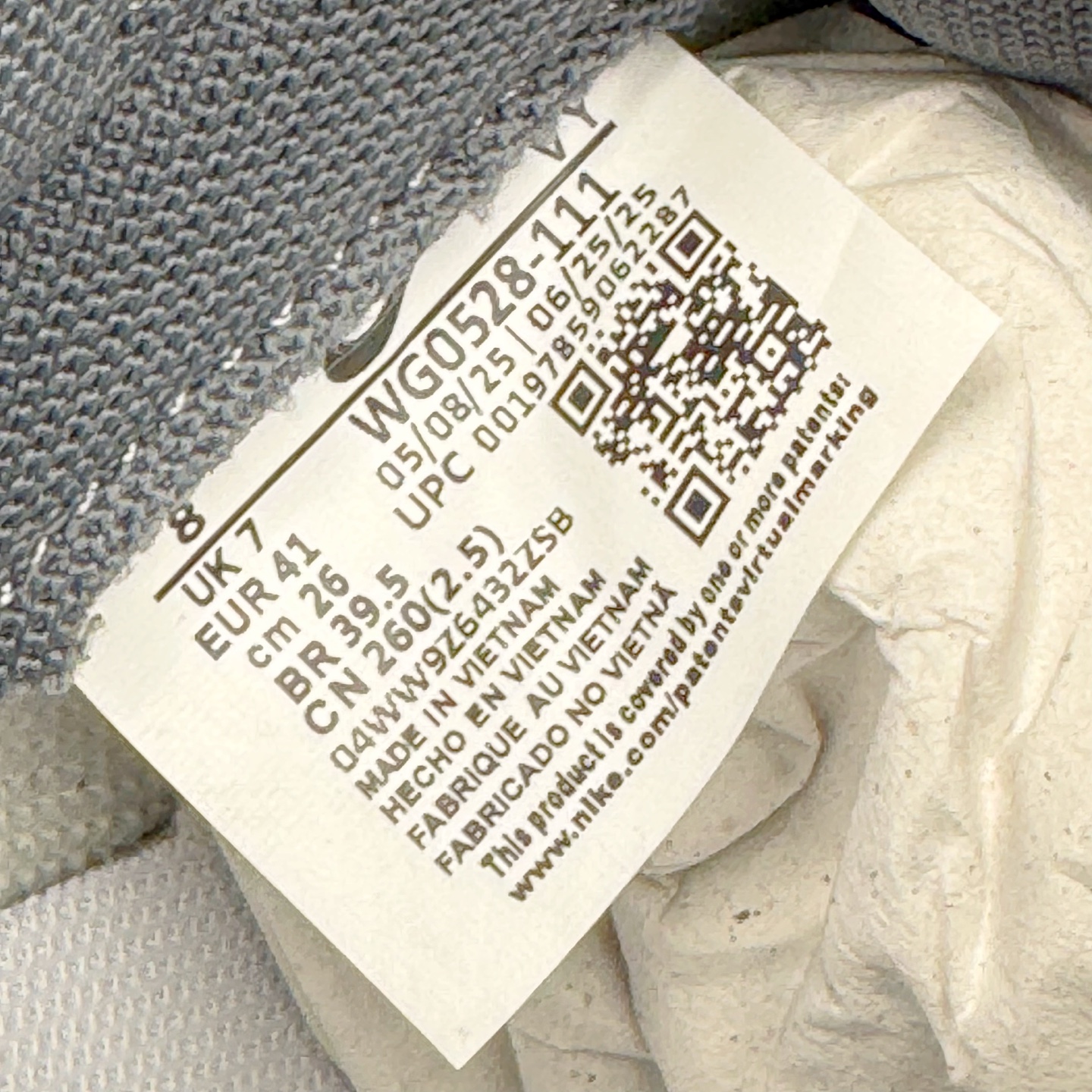 图片[12]-＃YC纯原 NK Dunk Low 封狼居胥 WG0528-111 当白与灰化作鞋身主调，如硝烟与黎明交织，恰似战场初寂后的沉静与凛冽。荔枝纹鞋面宛若铠甲般沉稳利落；侧翼Swoosh破风而出，似狼影掠境，凌厉无声。三道爪痕刻于后跟，似猛兽掠过的战迹，不羁、野性，却始终优雅。灰底踏稳征途，狼烟起于足下，致敬的是心中未熄的壮志与野心。定制系列天花板 无原鞋不开发 全系列得物原鞋一比一校对开发 配色持续更新中 终端对接 优势输出 全套原厂楦头原纸板数据档案倾力打造 原汁原味莞产 极致还原 圈内最强针车工艺 高端零售指定版 广东原厂配套原盒原标 鞋盒分三个尺码段 原厂冲刀 超高清洁度 全鞋零毛边皮料切割 采用原厂百宏鞋带以及原厂百宏织唛舌标 内标可供原厂几率过验 进口原装条纹中底布 四线拉帮白色点胶 原厂拉帮手法遵循公司 原厂电绣 极致还原 尺码：36 36.5 37.5 38 38.5 39 40 40.5 41 42 42.5 43 44 44.5 45 46-选品中心