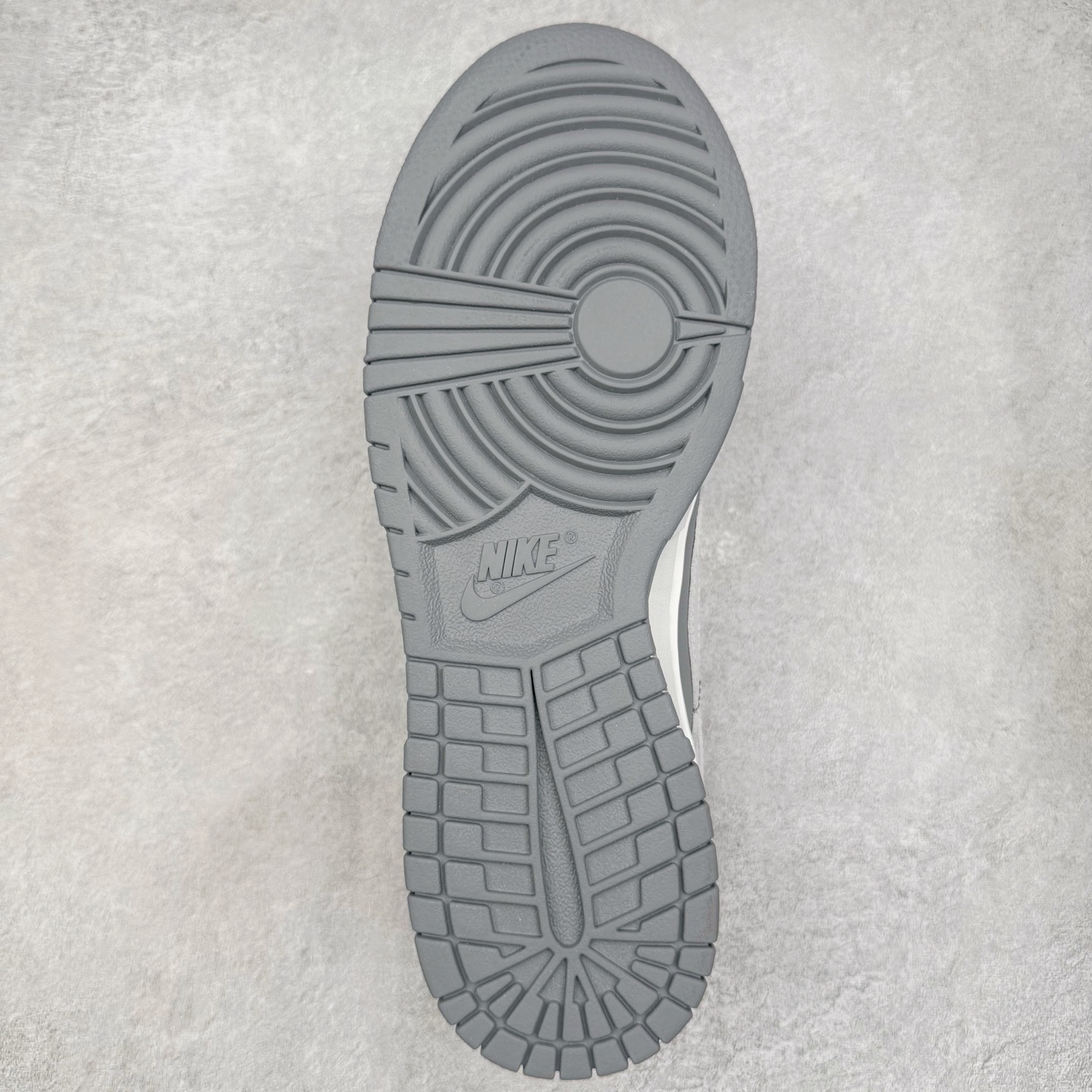 图片[9]-＃YC纯原 NK Dunk Low 封狼居胥 WG0528-111 当白与灰化作鞋身主调，如硝烟与黎明交织，恰似战场初寂后的沉静与凛冽。荔枝纹鞋面宛若铠甲般沉稳利落；侧翼Swoosh破风而出，似狼影掠境，凌厉无声。三道爪痕刻于后跟，似猛兽掠过的战迹，不羁、野性，却始终优雅。灰底踏稳征途，狼烟起于足下，致敬的是心中未熄的壮志与野心。定制系列天花板 无原鞋不开发 全系列得物原鞋一比一校对开发 配色持续更新中 终端对接 优势输出 全套原厂楦头原纸板数据档案倾力打造 原汁原味莞产 极致还原 圈内最强针车工艺 高端零售指定版 广东原厂配套原盒原标 鞋盒分三个尺码段 原厂冲刀 超高清洁度 全鞋零毛边皮料切割 采用原厂百宏鞋带以及原厂百宏织唛舌标 内标可供原厂几率过验 进口原装条纹中底布 四线拉帮白色点胶 原厂拉帮手法遵循公司 原厂电绣 极致还原 尺码：36 36.5 37.5 38 38.5 39 40 40.5 41 42 42.5 43 44 44.5 45 46-选品中心