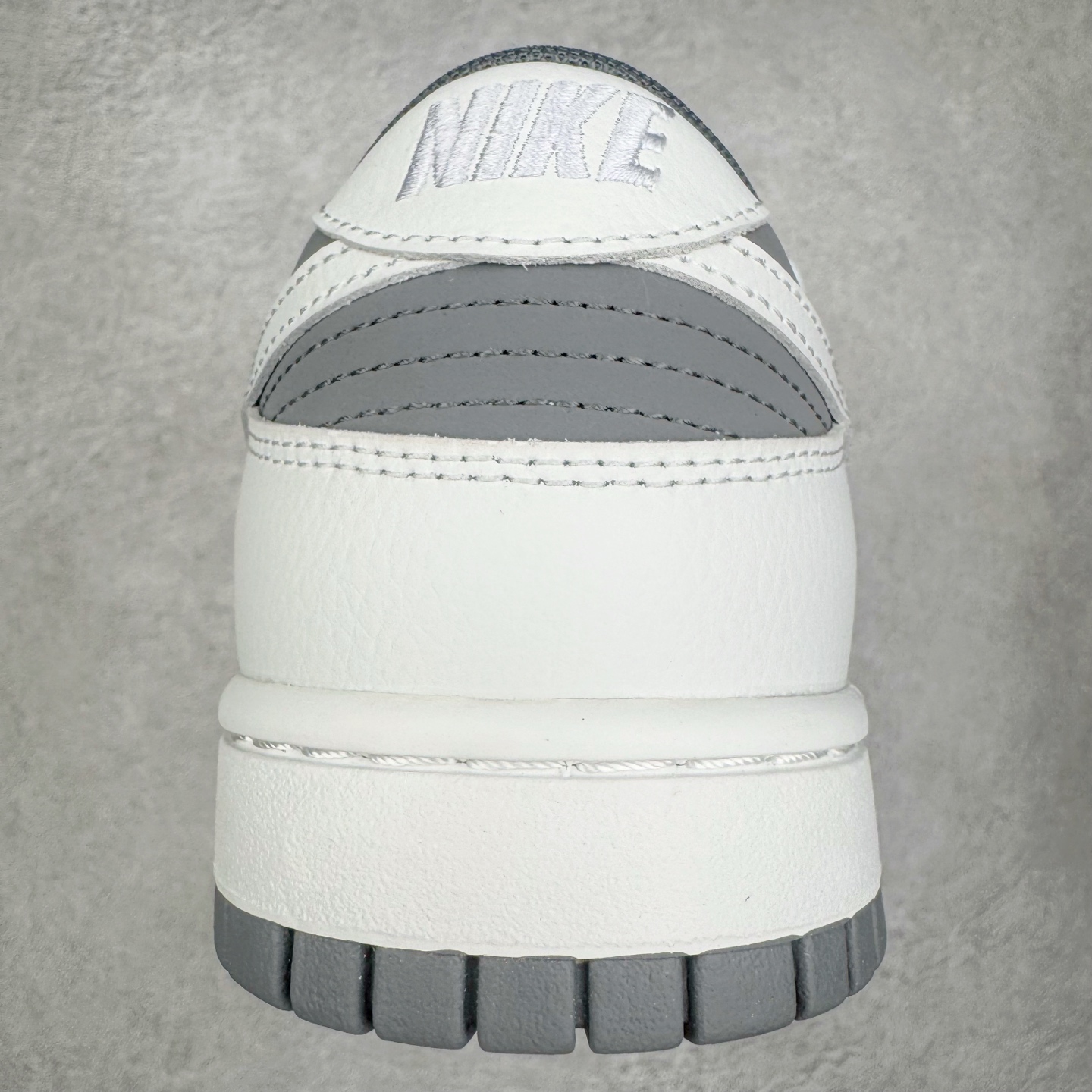 图片[8]-＃YC纯原 NK Dunk Low 封狼居胥 WG0528-111 当白与灰化作鞋身主调，如硝烟与黎明交织，恰似战场初寂后的沉静与凛冽。荔枝纹鞋面宛若铠甲般沉稳利落；侧翼Swoosh破风而出，似狼影掠境，凌厉无声。三道爪痕刻于后跟，似猛兽掠过的战迹，不羁、野性，却始终优雅。灰底踏稳征途，狼烟起于足下，致敬的是心中未熄的壮志与野心。定制系列天花板 无原鞋不开发 全系列得物原鞋一比一校对开发 配色持续更新中 终端对接 优势输出 全套原厂楦头原纸板数据档案倾力打造 原汁原味莞产 极致还原 圈内最强针车工艺 高端零售指定版 广东原厂配套原盒原标 鞋盒分三个尺码段 原厂冲刀 超高清洁度 全鞋零毛边皮料切割 采用原厂百宏鞋带以及原厂百宏织唛舌标 内标可供原厂几率过验 进口原装条纹中底布 四线拉帮白色点胶 原厂拉帮手法遵循公司 原厂电绣 极致还原 尺码：36 36.5 37.5 38 38.5 39 40 40.5 41 42 42.5 43 44 44.5 45 46-选品中心