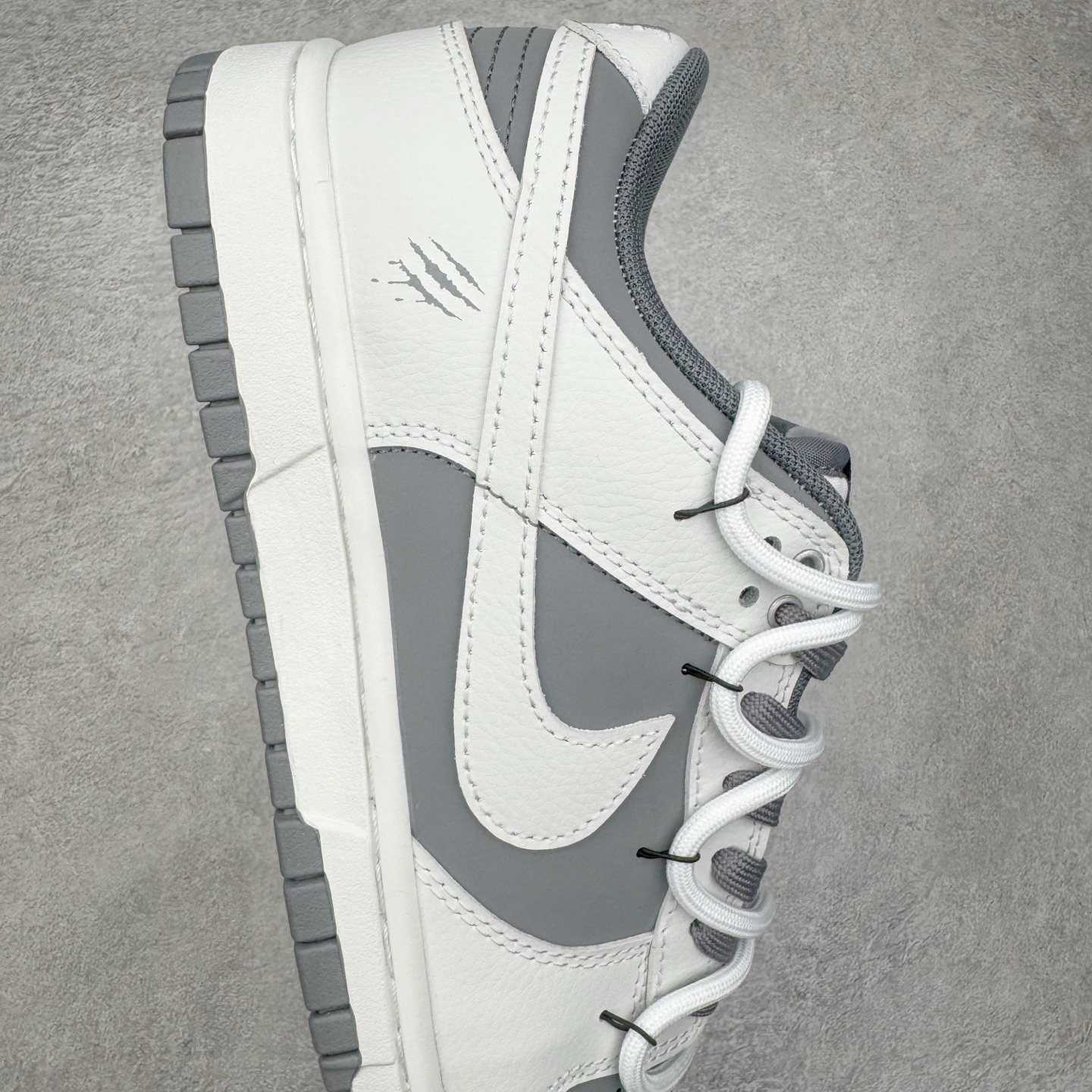 图片[6]-＃YC纯原 NK Dunk Low 封狼居胥 WG0528-111 当白与灰化作鞋身主调，如硝烟与黎明交织，恰似战场初寂后的沉静与凛冽。荔枝纹鞋面宛若铠甲般沉稳利落；侧翼Swoosh破风而出，似狼影掠境，凌厉无声。三道爪痕刻于后跟，似猛兽掠过的战迹，不羁、野性，却始终优雅。灰底踏稳征途，狼烟起于足下，致敬的是心中未熄的壮志与野心。定制系列天花板 无原鞋不开发 全系列得物原鞋一比一校对开发 配色持续更新中 终端对接 优势输出 全套原厂楦头原纸板数据档案倾力打造 原汁原味莞产 极致还原 圈内最强针车工艺 高端零售指定版 广东原厂配套原盒原标 鞋盒分三个尺码段 原厂冲刀 超高清洁度 全鞋零毛边皮料切割 采用原厂百宏鞋带以及原厂百宏织唛舌标 内标可供原厂几率过验 进口原装条纹中底布 四线拉帮白色点胶 原厂拉帮手法遵循公司 原厂电绣 极致还原 尺码：36 36.5 37.5 38 38.5 39 40 40.5 41 42 42.5 43 44 44.5 45 46-选品中心