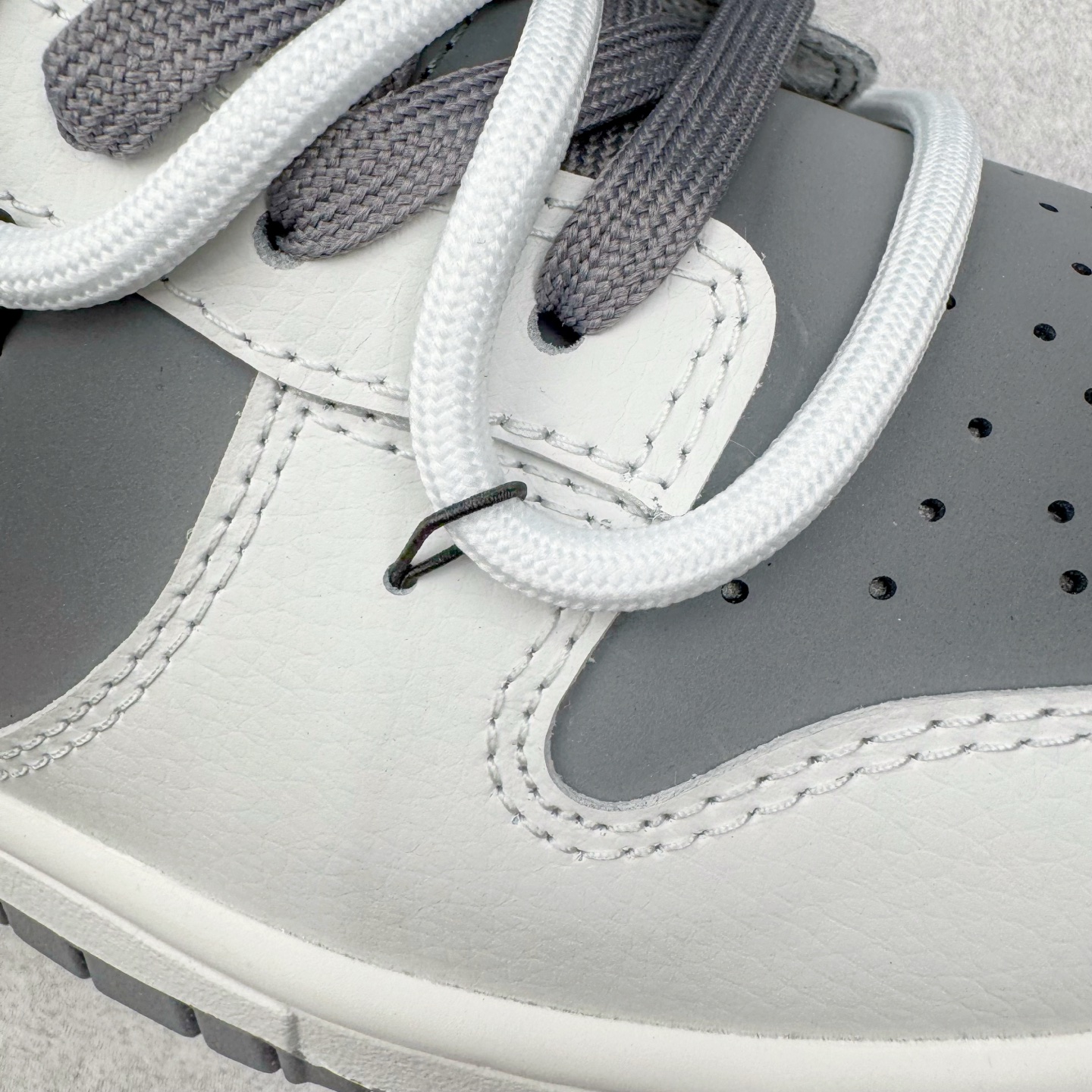 图片[19]-＃YC纯原 NK Dunk Low 封狼居胥 WG0528-111 当白与灰化作鞋身主调，如硝烟与黎明交织，恰似战场初寂后的沉静与凛冽。荔枝纹鞋面宛若铠甲般沉稳利落；侧翼Swoosh破风而出，似狼影掠境，凌厉无声。三道爪痕刻于后跟，似猛兽掠过的战迹，不羁、野性，却始终优雅。灰底踏稳征途，狼烟起于足下，致敬的是心中未熄的壮志与野心。定制系列天花板 无原鞋不开发 全系列得物原鞋一比一校对开发 配色持续更新中 终端对接 优势输出 全套原厂楦头原纸板数据档案倾力打造 原汁原味莞产 极致还原 圈内最强针车工艺 高端零售指定版 广东原厂配套原盒原标 鞋盒分三个尺码段 原厂冲刀 超高清洁度 全鞋零毛边皮料切割 采用原厂百宏鞋带以及原厂百宏织唛舌标 内标可供原厂几率过验 进口原装条纹中底布 四线拉帮白色点胶 原厂拉帮手法遵循公司 原厂电绣 极致还原 尺码：36 36.5 37.5 38 38.5 39 40 40.5 41 42 42.5 43 44 44.5 45 46-选品中心