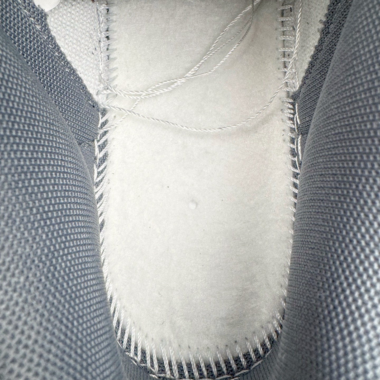 图片[10]-＃YC纯原 NK Dunk Low 封狼居胥 WG0528-111 当白与灰化作鞋身主调，如硝烟与黎明交织，恰似战场初寂后的沉静与凛冽。荔枝纹鞋面宛若铠甲般沉稳利落；侧翼Swoosh破风而出，似狼影掠境，凌厉无声。三道爪痕刻于后跟，似猛兽掠过的战迹，不羁、野性，却始终优雅。灰底踏稳征途，狼烟起于足下，致敬的是心中未熄的壮志与野心。定制系列天花板 无原鞋不开发 全系列得物原鞋一比一校对开发 配色持续更新中 终端对接 优势输出 全套原厂楦头原纸板数据档案倾力打造 原汁原味莞产 极致还原 圈内最强针车工艺 高端零售指定版 广东原厂配套原盒原标 鞋盒分三个尺码段 原厂冲刀 超高清洁度 全鞋零毛边皮料切割 采用原厂百宏鞋带以及原厂百宏织唛舌标 内标可供原厂几率过验 进口原装条纹中底布 四线拉帮白色点胶 原厂拉帮手法遵循公司 原厂电绣 极致还原 尺码：36 36.5 37.5 38 38.5 39 40 40.5 41 42 42.5 43 44 44.5 45 46-选品中心