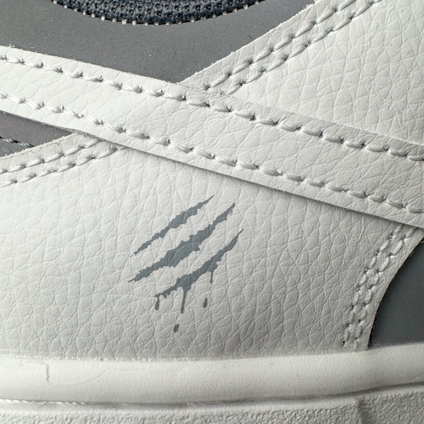 图片[16]-＃YC纯原 NK Dunk Low 封狼居胥 WG0528-111 当白与灰化作鞋身主调，如硝烟与黎明交织，恰似战场初寂后的沉静与凛冽。荔枝纹鞋面宛若铠甲般沉稳利落；侧翼Swoosh破风而出，似狼影掠境，凌厉无声。三道爪痕刻于后跟，似猛兽掠过的战迹，不羁、野性，却始终优雅。灰底踏稳征途，狼烟起于足下，致敬的是心中未熄的壮志与野心。定制系列天花板 无原鞋不开发 全系列得物原鞋一比一校对开发 配色持续更新中 终端对接 优势输出 全套原厂楦头原纸板数据档案倾力打造 原汁原味莞产 极致还原 圈内最强针车工艺 高端零售指定版 广东原厂配套原盒原标 鞋盒分三个尺码段 原厂冲刀 超高清洁度 全鞋零毛边皮料切割 采用原厂百宏鞋带以及原厂百宏织唛舌标 内标可供原厂几率过验 进口原装条纹中底布 四线拉帮白色点胶 原厂拉帮手法遵循公司 原厂电绣 极致还原 尺码：36 36.5 37.5 38 38.5 39 40 40.5 41 42 42.5 43 44 44.5 45 46-选品中心