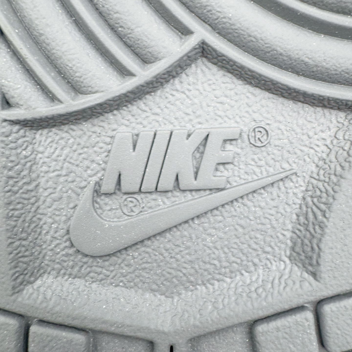 图片[20]-＃YC纯原 NK Dunk Low 封狼居胥 WG0528-111 当白与灰化作鞋身主调，如硝烟与黎明交织，恰似战场初寂后的沉静与凛冽。荔枝纹鞋面宛若铠甲般沉稳利落；侧翼Swoosh破风而出，似狼影掠境，凌厉无声。三道爪痕刻于后跟，似猛兽掠过的战迹，不羁、野性，却始终优雅。灰底踏稳征途，狼烟起于足下，致敬的是心中未熄的壮志与野心。定制系列天花板 无原鞋不开发 全系列得物原鞋一比一校对开发 配色持续更新中 终端对接 优势输出 全套原厂楦头原纸板数据档案倾力打造 原汁原味莞产 极致还原 圈内最强针车工艺 高端零售指定版 广东原厂配套原盒原标 鞋盒分三个尺码段 原厂冲刀 超高清洁度 全鞋零毛边皮料切割 采用原厂百宏鞋带以及原厂百宏织唛舌标 内标可供原厂几率过验 进口原装条纹中底布 四线拉帮白色点胶 原厂拉帮手法遵循公司 原厂电绣 极致还原 尺码：36 36.5 37.5 38 38.5 39 40 40.5 41 42 42.5 43 44 44.5 45 46-选品中心