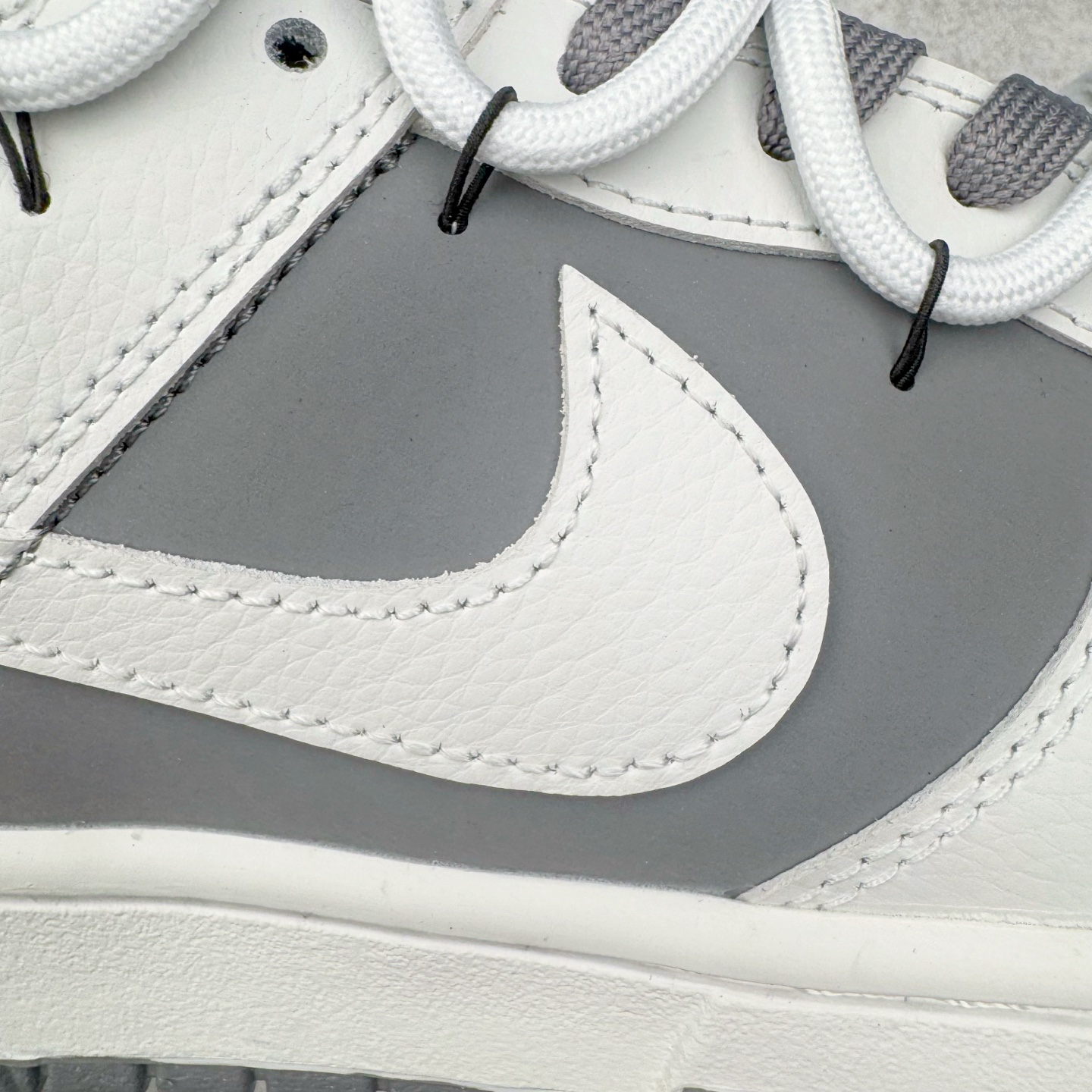 图片[18]-＃YC纯原 NK Dunk Low 封狼居胥 WG0528-111 当白与灰化作鞋身主调，如硝烟与黎明交织，恰似战场初寂后的沉静与凛冽。荔枝纹鞋面宛若铠甲般沉稳利落；侧翼Swoosh破风而出，似狼影掠境，凌厉无声。三道爪痕刻于后跟，似猛兽掠过的战迹，不羁、野性，却始终优雅。灰底踏稳征途，狼烟起于足下，致敬的是心中未熄的壮志与野心。定制系列天花板 无原鞋不开发 全系列得物原鞋一比一校对开发 配色持续更新中 终端对接 优势输出 全套原厂楦头原纸板数据档案倾力打造 原汁原味莞产 极致还原 圈内最强针车工艺 高端零售指定版 广东原厂配套原盒原标 鞋盒分三个尺码段 原厂冲刀 超高清洁度 全鞋零毛边皮料切割 采用原厂百宏鞋带以及原厂百宏织唛舌标 内标可供原厂几率过验 进口原装条纹中底布 四线拉帮白色点胶 原厂拉帮手法遵循公司 原厂电绣 极致还原 尺码：36 36.5 37.5 38 38.5 39 40 40.5 41 42 42.5 43 44 44.5 45 46-选品中心