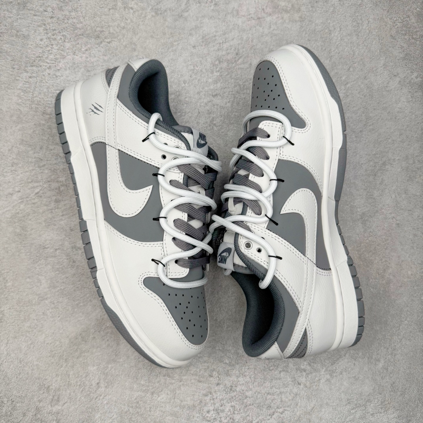 图片[3]-＃YC纯原 NK Dunk Low 封狼居胥 WG0528-111 当白与灰化作鞋身主调，如硝烟与黎明交织，恰似战场初寂后的沉静与凛冽。荔枝纹鞋面宛若铠甲般沉稳利落；侧翼Swoosh破风而出，似狼影掠境，凌厉无声。三道爪痕刻于后跟，似猛兽掠过的战迹，不羁、野性，却始终优雅。灰底踏稳征途，狼烟起于足下，致敬的是心中未熄的壮志与野心。定制系列天花板 无原鞋不开发 全系列得物原鞋一比一校对开发 配色持续更新中 终端对接 优势输出 全套原厂楦头原纸板数据档案倾力打造 原汁原味莞产 极致还原 圈内最强针车工艺 高端零售指定版 广东原厂配套原盒原标 鞋盒分三个尺码段 原厂冲刀 超高清洁度 全鞋零毛边皮料切割 采用原厂百宏鞋带以及原厂百宏织唛舌标 内标可供原厂几率过验 进口原装条纹中底布 四线拉帮白色点胶 原厂拉帮手法遵循公司 原厂电绣 极致还原 尺码：36 36.5 37.5 38 38.5 39 40 40.5 41 42 42.5 43 44 44.5 45 46-选品中心