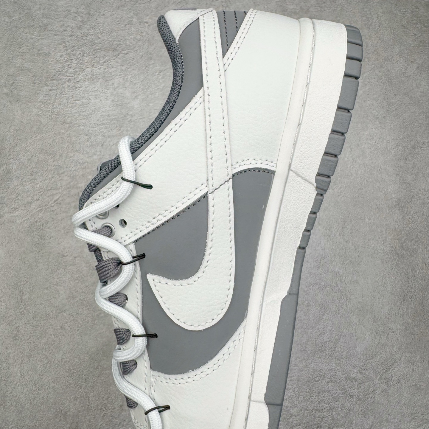 图片[7]-＃YC纯原 NK Dunk Low 封狼居胥 WG0528-111 当白与灰化作鞋身主调，如硝烟与黎明交织，恰似战场初寂后的沉静与凛冽。荔枝纹鞋面宛若铠甲般沉稳利落；侧翼Swoosh破风而出，似狼影掠境，凌厉无声。三道爪痕刻于后跟，似猛兽掠过的战迹，不羁、野性，却始终优雅。灰底踏稳征途，狼烟起于足下，致敬的是心中未熄的壮志与野心。定制系列天花板 无原鞋不开发 全系列得物原鞋一比一校对开发 配色持续更新中 终端对接 优势输出 全套原厂楦头原纸板数据档案倾力打造 原汁原味莞产 极致还原 圈内最强针车工艺 高端零售指定版 广东原厂配套原盒原标 鞋盒分三个尺码段 原厂冲刀 超高清洁度 全鞋零毛边皮料切割 采用原厂百宏鞋带以及原厂百宏织唛舌标 内标可供原厂几率过验 进口原装条纹中底布 四线拉帮白色点胶 原厂拉帮手法遵循公司 原厂电绣 极致还原 尺码：36 36.5 37.5 38 38.5 39 40 40.5 41 42 42.5 43 44 44.5 45 46-选品中心