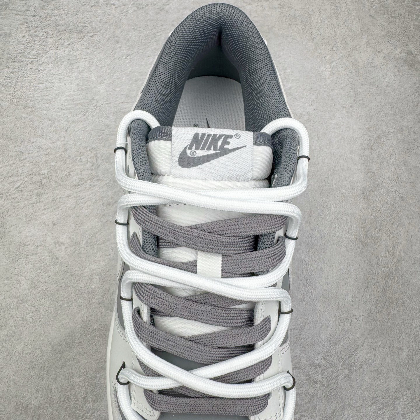 图片[5]-＃YC纯原 NK Dunk Low 封狼居胥 WG0528-111 当白与灰化作鞋身主调，如硝烟与黎明交织，恰似战场初寂后的沉静与凛冽。荔枝纹鞋面宛若铠甲般沉稳利落；侧翼Swoosh破风而出，似狼影掠境，凌厉无声。三道爪痕刻于后跟，似猛兽掠过的战迹，不羁、野性，却始终优雅。灰底踏稳征途，狼烟起于足下，致敬的是心中未熄的壮志与野心。定制系列天花板 无原鞋不开发 全系列得物原鞋一比一校对开发 配色持续更新中 终端对接 优势输出 全套原厂楦头原纸板数据档案倾力打造 原汁原味莞产 极致还原 圈内最强针车工艺 高端零售指定版 广东原厂配套原盒原标 鞋盒分三个尺码段 原厂冲刀 超高清洁度 全鞋零毛边皮料切割 采用原厂百宏鞋带以及原厂百宏织唛舌标 内标可供原厂几率过验 进口原装条纹中底布 四线拉帮白色点胶 原厂拉帮手法遵循公司 原厂电绣 极致还原 尺码：36 36.5 37.5 38 38.5 39 40 40.5 41 42 42.5 43 44 44.5 45 46-选品中心