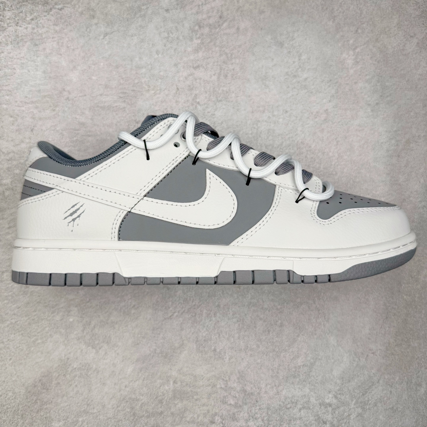 ＃YC纯原 NK Dunk Low 封狼居胥 WG0528-111 当白与灰化作鞋身主调，如硝烟与黎明交织，恰似战场初寂后的沉静与凛冽。荔枝纹鞋面宛若铠甲般沉稳利落；侧翼Swoosh破风而出，似狼影掠境，凌厉无声。三道爪痕刻于后跟，似猛兽掠过的战迹，不羁、野性，却始终优雅。灰底踏稳征途，狼烟起于足下，致敬的是心中未熄的壮志与野心。定制系列天花板 无原鞋不开发 全系列得物原鞋一比一校对开发 配色持续更新中 终端对接 优势输出 全套原厂楦头原纸板数据档案倾力打造 原汁原味莞产 极致还原 圈内最强针车工艺 高端零售指定版 广东原厂配套原盒原标 鞋盒分三个尺码段 原厂冲刀 超高清洁度 全鞋零毛边皮料切割 采用原厂百宏鞋带以及原厂百宏织唛舌标 内标可供原厂几率过验 进口原装条纹中底布 四线拉帮白色点胶 原厂拉帮手法遵循公司 原厂电绣 极致还原 尺码：36 36.5 37.5 38 38.5 39 40 40.5 41 42 42.5 43 44 44.5 45 46-选品中心