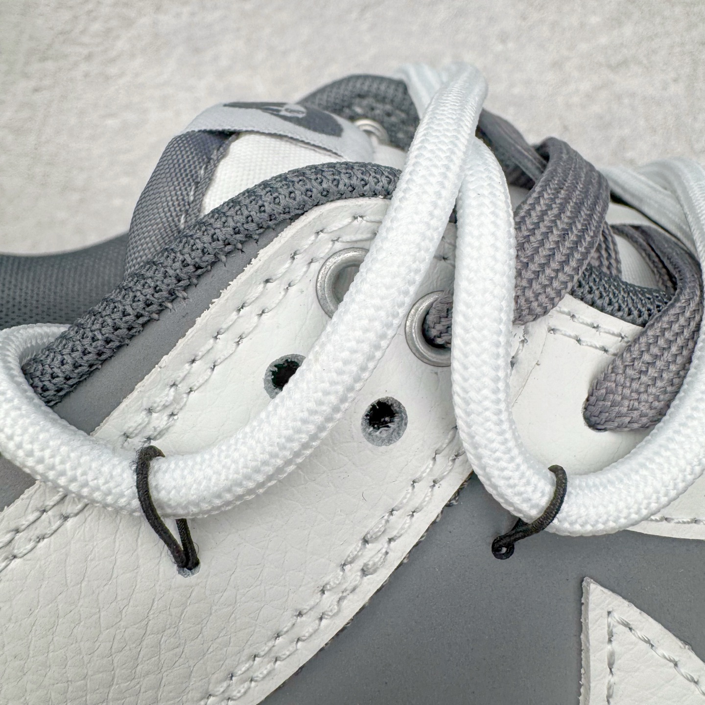 图片[17]-＃YC纯原 NK Dunk Low 封狼居胥 WG0528-111 当白与灰化作鞋身主调，如硝烟与黎明交织，恰似战场初寂后的沉静与凛冽。荔枝纹鞋面宛若铠甲般沉稳利落；侧翼Swoosh破风而出，似狼影掠境，凌厉无声。三道爪痕刻于后跟，似猛兽掠过的战迹，不羁、野性，却始终优雅。灰底踏稳征途，狼烟起于足下，致敬的是心中未熄的壮志与野心。定制系列天花板 无原鞋不开发 全系列得物原鞋一比一校对开发 配色持续更新中 终端对接 优势输出 全套原厂楦头原纸板数据档案倾力打造 原汁原味莞产 极致还原 圈内最强针车工艺 高端零售指定版 广东原厂配套原盒原标 鞋盒分三个尺码段 原厂冲刀 超高清洁度 全鞋零毛边皮料切割 采用原厂百宏鞋带以及原厂百宏织唛舌标 内标可供原厂几率过验 进口原装条纹中底布 四线拉帮白色点胶 原厂拉帮手法遵循公司 原厂电绣 极致还原 尺码：36 36.5 37.5 38 38.5 39 40 40.5 41 42 42.5 43 44 44.5 45 46-选品中心