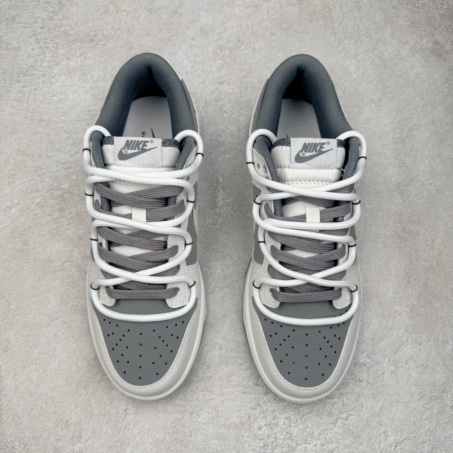 图片[2]-＃YC纯原 NK Dunk Low 封狼居胥 WG0528-111 当白与灰化作鞋身主调，如硝烟与黎明交织，恰似战场初寂后的沉静与凛冽。荔枝纹鞋面宛若铠甲般沉稳利落；侧翼Swoosh破风而出，似狼影掠境，凌厉无声。三道爪痕刻于后跟，似猛兽掠过的战迹，不羁、野性，却始终优雅。灰底踏稳征途，狼烟起于足下，致敬的是心中未熄的壮志与野心。定制系列天花板 无原鞋不开发 全系列得物原鞋一比一校对开发 配色持续更新中 终端对接 优势输出 全套原厂楦头原纸板数据档案倾力打造 原汁原味莞产 极致还原 圈内最强针车工艺 高端零售指定版 广东原厂配套原盒原标 鞋盒分三个尺码段 原厂冲刀 超高清洁度 全鞋零毛边皮料切割 采用原厂百宏鞋带以及原厂百宏织唛舌标 内标可供原厂几率过验 进口原装条纹中底布 四线拉帮白色点胶 原厂拉帮手法遵循公司 原厂电绣 极致还原 尺码：36 36.5 37.5 38 38.5 39 40 40.5 41 42 42.5 43 44 44.5 45 46-选品中心