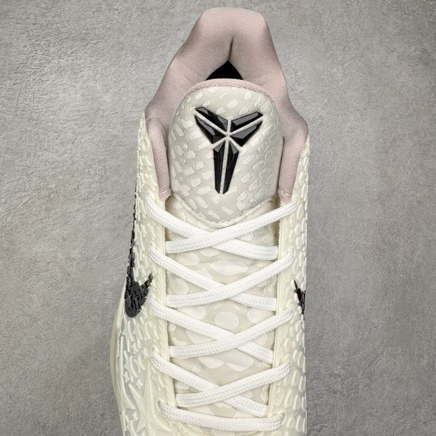 图片[5]-＃BS纯原 NK Zoom Kobe 6 Protro 科比六代 全明星2.0 白色星星 FQ3546-100 圈内顶级批次 完美复刻公司货 前掌超大Zoom Turbo气垫 后掌EVA缓震 真正的原汁原味 还原ZP脚感 全身鞋材卡料色独家定制 唯一正确喷漆工艺Swoosh 正确凹凸蛇鳞工艺 正确鞋面渐变效果 内全置真动飞态线 独立原厂模具 最大尺码达到48.5码 首批不拼图大几率过验 亲测已过 支持各种高强度实战 无需担心 上脚价 补货周期极长 脚宽建议买大半码 科比系列前掌偏窄 不影响二次销售 支持七天无理由退换 尺码：40 40.5 41 42 42.5 43 44 44.5 45 45.5 46 47.5 48.5-选品中心