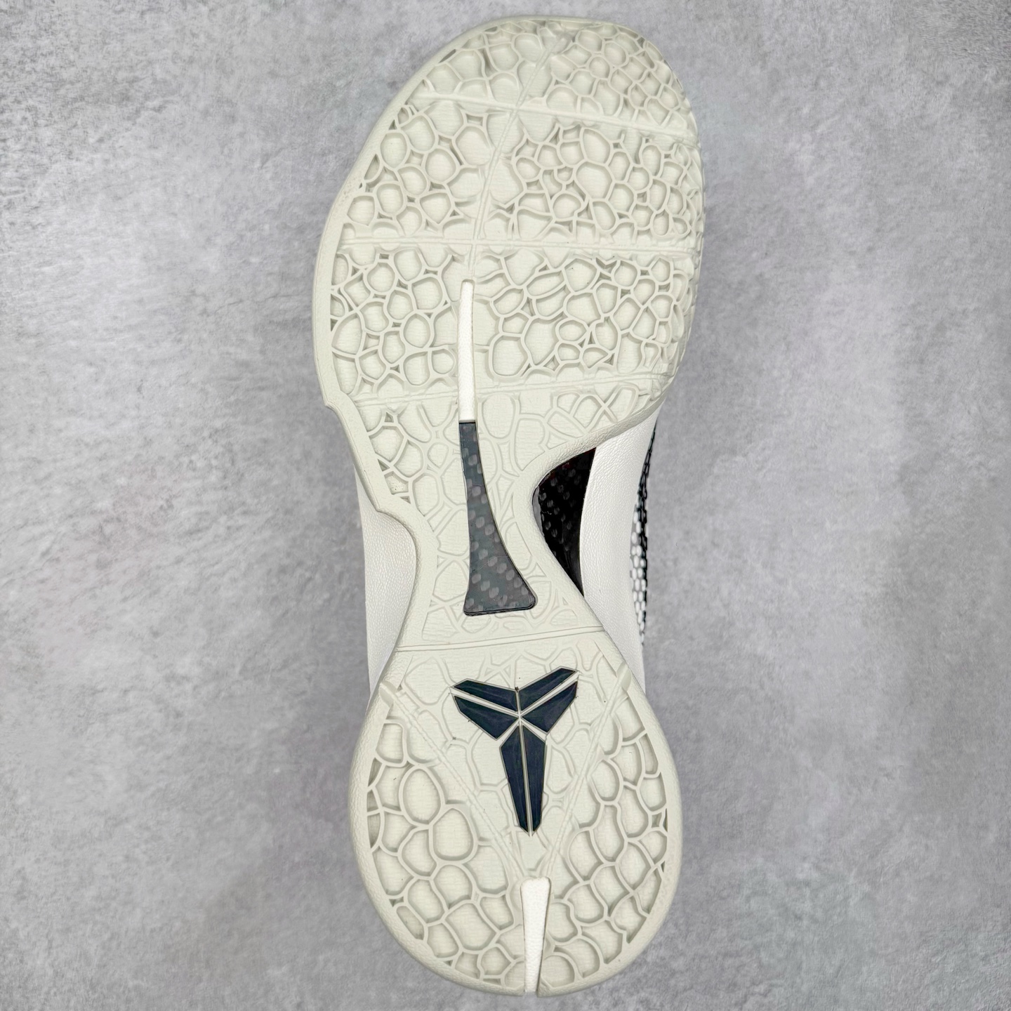 图片[9]-＃BS纯原 NK Zoom Kobe 6 Protro 科比六代 全明星2.0 白色星星 FQ3546-100 圈内顶级批次 完美复刻公司货 前掌超大Zoom Turbo气垫 后掌EVA缓震 真正的原汁原味 还原ZP脚感 全身鞋材卡料色独家定制 唯一正确喷漆工艺Swoosh 正确凹凸蛇鳞工艺 正确鞋面渐变效果 内全置真动飞态线 独立原厂模具 最大尺码达到48.5码 首批不拼图大几率过验 亲测已过 支持各种高强度实战 无需担心 上脚价 补货周期极长 脚宽建议买大半码 科比系列前掌偏窄 不影响二次销售 支持七天无理由退换 尺码：40 40.5 41 42 42.5 43 44 44.5 45 45.5 46 47.5 48.5-选品中心