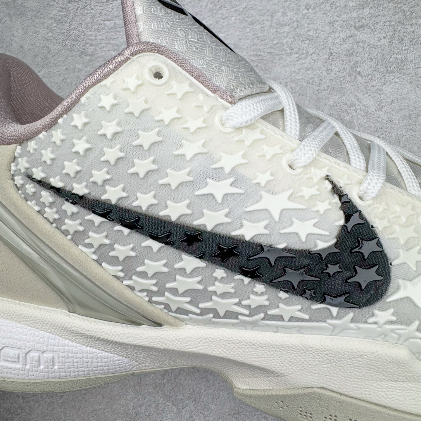 图片[13]-＃BS纯原 NK Zoom Kobe 6 Protro 科比六代 全明星2.0 白色星星 FQ3546-100 圈内顶级批次 完美复刻公司货 前掌超大Zoom Turbo气垫 后掌EVA缓震 真正的原汁原味 还原ZP脚感 全身鞋材卡料色独家定制 唯一正确喷漆工艺Swoosh 正确凹凸蛇鳞工艺 正确鞋面渐变效果 内全置真动飞态线 独立原厂模具 最大尺码达到48.5码 首批不拼图大几率过验 亲测已过 支持各种高强度实战 无需担心 上脚价 补货周期极长 脚宽建议买大半码 科比系列前掌偏窄 不影响二次销售 支持七天无理由退换 尺码：40 40.5 41 42 42.5 43 44 44.5 45 45.5 46 47.5 48.5-选品中心