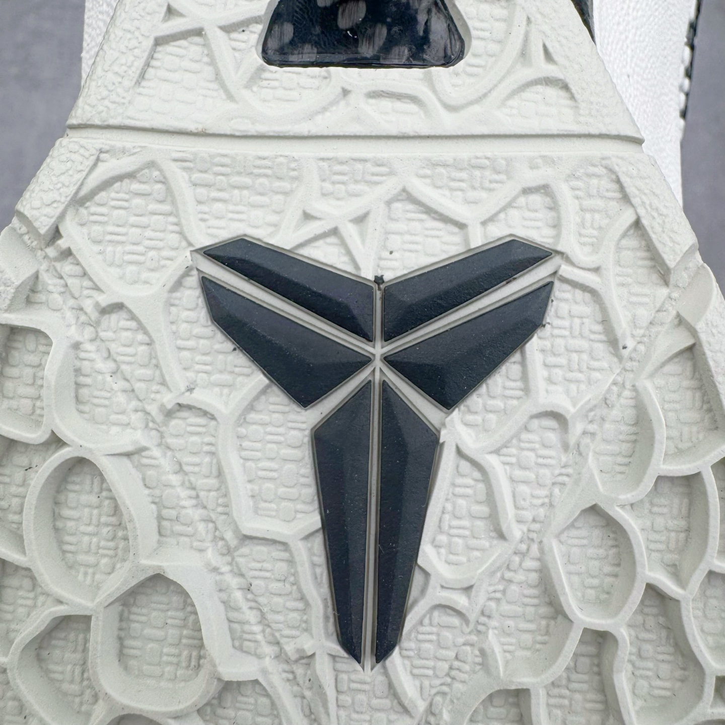 图片[18]-＃BS纯原 NK Zoom Kobe 6 Protro 科比六代 全明星2.0 白色星星 FQ3546-100 圈内顶级批次 完美复刻公司货 前掌超大Zoom Turbo气垫 后掌EVA缓震 真正的原汁原味 还原ZP脚感 全身鞋材卡料色独家定制 唯一正确喷漆工艺Swoosh 正确凹凸蛇鳞工艺 正确鞋面渐变效果 内全置真动飞态线 独立原厂模具 最大尺码达到48.5码 首批不拼图大几率过验 亲测已过 支持各种高强度实战 无需担心 上脚价 补货周期极长 脚宽建议买大半码 科比系列前掌偏窄 不影响二次销售 支持七天无理由退换 尺码：40 40.5 41 42 42.5 43 44 44.5 45 45.5 46 47.5 48.5-选品中心