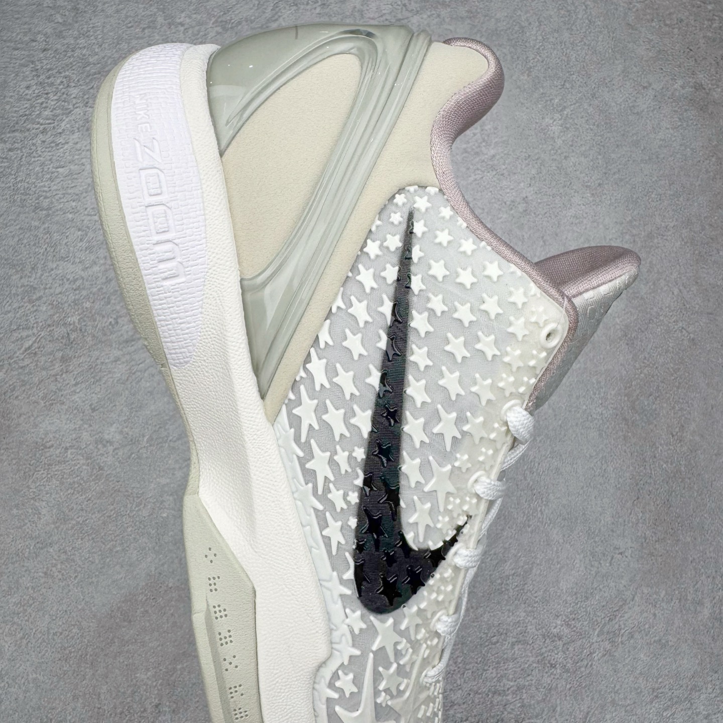 图片[6]-＃BS纯原 NK Zoom Kobe 6 Protro 科比六代 全明星2.0 白色星星 FQ3546-100 圈内顶级批次 完美复刻公司货 前掌超大Zoom Turbo气垫 后掌EVA缓震 真正的原汁原味 还原ZP脚感 全身鞋材卡料色独家定制 唯一正确喷漆工艺Swoosh 正确凹凸蛇鳞工艺 正确鞋面渐变效果 内全置真动飞态线 独立原厂模具 最大尺码达到48.5码 首批不拼图大几率过验 亲测已过 支持各种高强度实战 无需担心 上脚价 补货周期极长 脚宽建议买大半码 科比系列前掌偏窄 不影响二次销售 支持七天无理由退换 尺码：40 40.5 41 42 42.5 43 44 44.5 45 45.5 46 47.5 48.5-选品中心