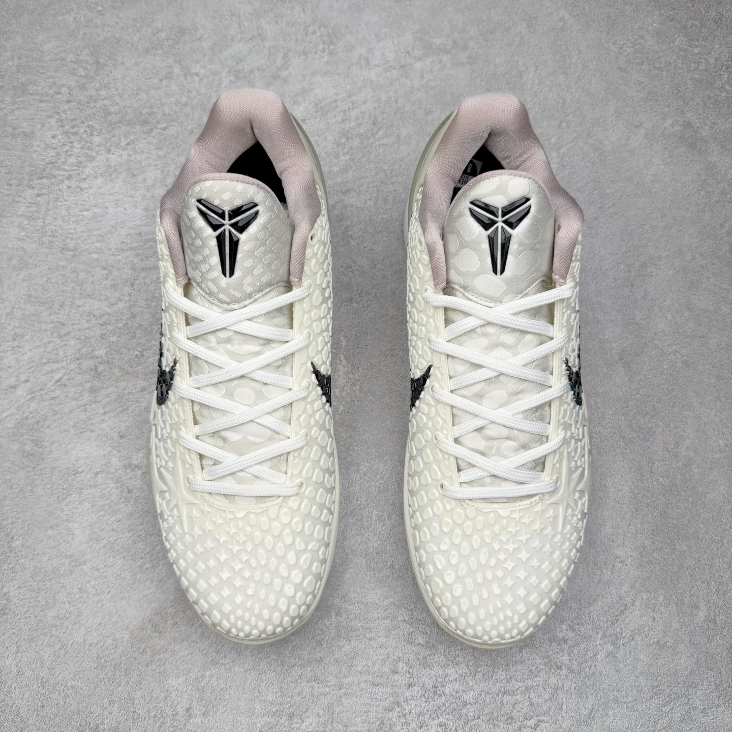 图片[2]-＃BS纯原 NK Zoom Kobe 6 Protro 科比六代 全明星2.0 白色星星 FQ3546-100 圈内顶级批次 完美复刻公司货 前掌超大Zoom Turbo气垫 后掌EVA缓震 真正的原汁原味 还原ZP脚感 全身鞋材卡料色独家定制 唯一正确喷漆工艺Swoosh 正确凹凸蛇鳞工艺 正确鞋面渐变效果 内全置真动飞态线 独立原厂模具 最大尺码达到48.5码 首批不拼图大几率过验 亲测已过 支持各种高强度实战 无需担心 上脚价 补货周期极长 脚宽建议买大半码 科比系列前掌偏窄 不影响二次销售 支持七天无理由退换 尺码：40 40.5 41 42 42.5 43 44 44.5 45 45.5 46 47.5 48.5-选品中心