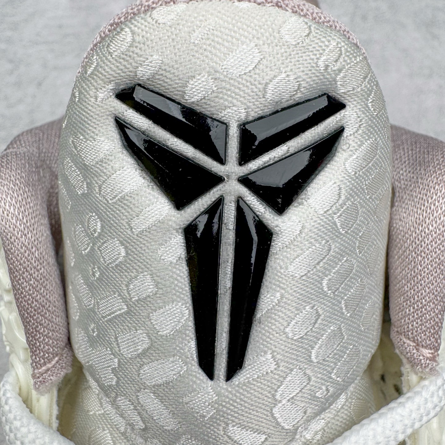 图片[11]-＃BS纯原 NK Zoom Kobe 6 Protro 科比六代 全明星2.0 白色星星 FQ3546-100 圈内顶级批次 完美复刻公司货 前掌超大Zoom Turbo气垫 后掌EVA缓震 真正的原汁原味 还原ZP脚感 全身鞋材卡料色独家定制 唯一正确喷漆工艺Swoosh 正确凹凸蛇鳞工艺 正确鞋面渐变效果 内全置真动飞态线 独立原厂模具 最大尺码达到48.5码 首批不拼图大几率过验 亲测已过 支持各种高强度实战 无需担心 上脚价 补货周期极长 脚宽建议买大半码 科比系列前掌偏窄 不影响二次销售 支持七天无理由退换 尺码：40 40.5 41 42 42.5 43 44 44.5 45 45.5 46 47.5 48.5-选品中心