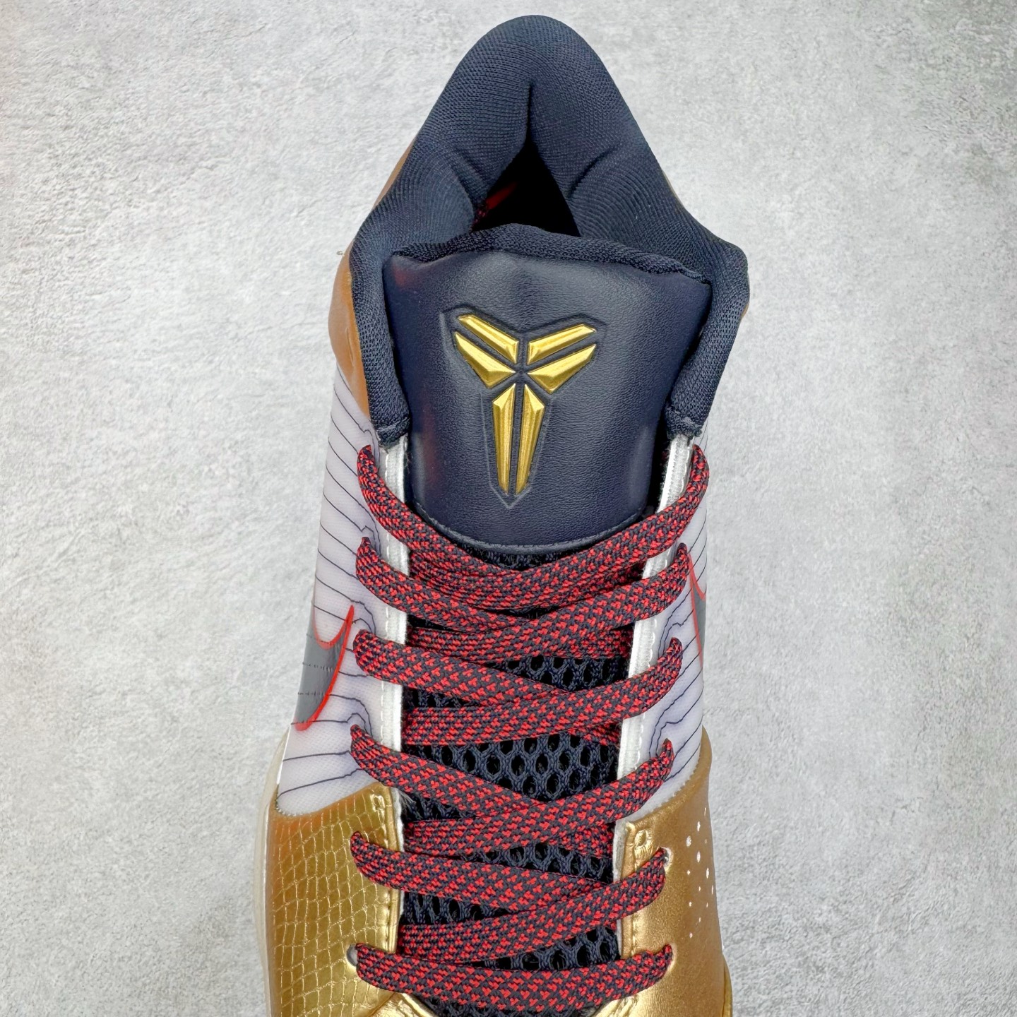 图片[5]-＃BS纯原 NK Zoom Kobe 4 科比四代 奥运会白黑金 FQ3544-100 Zoom Turbo气垫➕后掌EVA缓震 实战配置直接拉满 原楦纸板开发 鞋身流线型、后跟塑形 区分土肥圆 原档数据3D打印 鞋面细节匹配原版 全身鞋材卡料色独家定制 唯一正确喷漆 SWOOSH NK专利Flyknit飞线科技 给予鞋身足够抗扭矩力 真实底模最大48.5 实战利器 专供海外市场 尺码：40 40.5 41 42 42.5 43 44 44.5 45 46 47.5 48.5 （脚宽、脚胖 建议买大半码）-选品中心