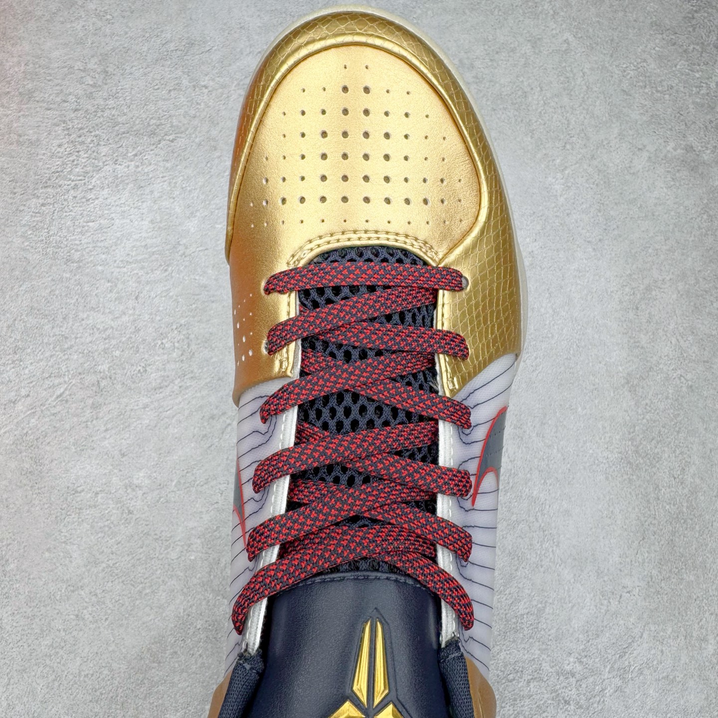 图片[4]-＃BS纯原 NK Zoom Kobe 4 科比四代 奥运会白黑金 FQ3544-100 Zoom Turbo气垫➕后掌EVA缓震 实战配置直接拉满 原楦纸板开发 鞋身流线型、后跟塑形 区分土肥圆 原档数据3D打印 鞋面细节匹配原版 全身鞋材卡料色独家定制 唯一正确喷漆 SWOOSH NK专利Flyknit飞线科技 给予鞋身足够抗扭矩力 真实底模最大48.5 实战利器 专供海外市场 尺码：40 40.5 41 42 42.5 43 44 44.5 45 46 47.5 48.5 （脚宽、脚胖 建议买大半码）-选品中心