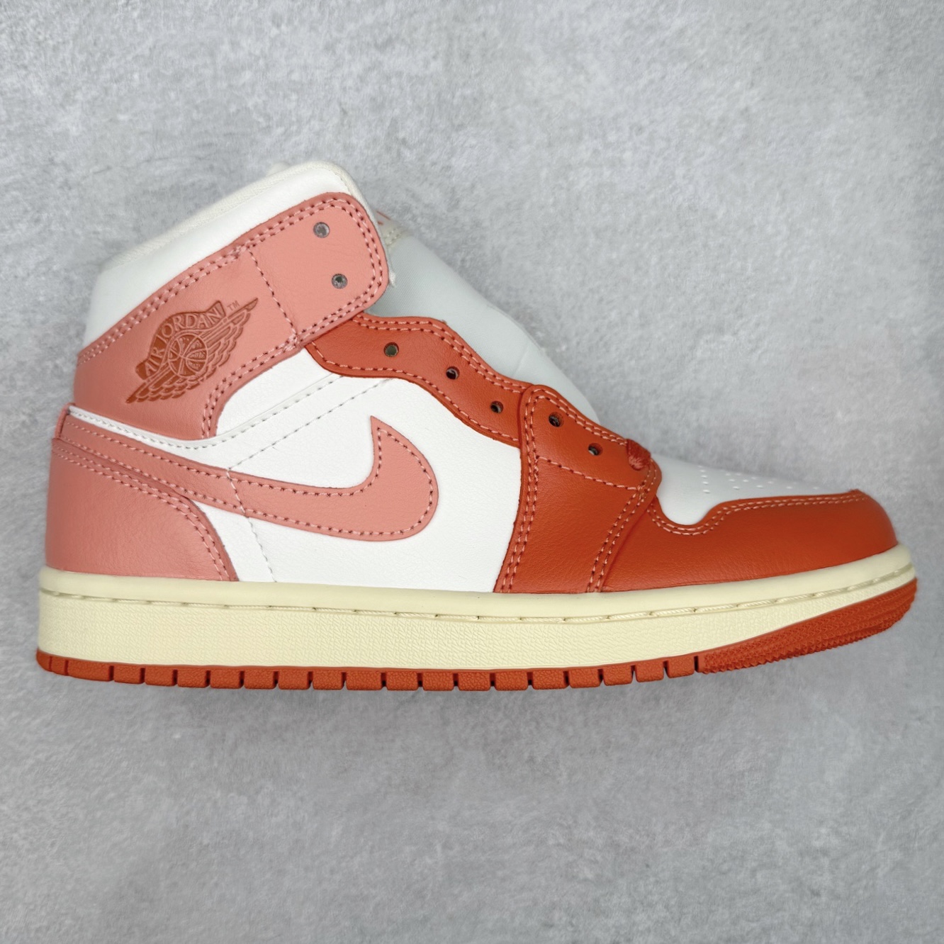 ＃DT纯原 Air Jordan AJ1 Mid 中帮 白粉 BQ6472-180 终端优势供应 市面中低帮最具代表性版本没有之一 口碑大厂出品 品控大底版型不断改良更新 全套原纸板楦头开发 确保原汁原味 完美呈现版型 完美零毛边处理 原厂内置全掌气垫 价格定位良心 平台专用代工流水线出品 一眼公司既视感 拿到手的一瞬间就与众不同 碾压市面所有版本 全部原鞋开发 每一个配色都会采购原鞋确认细节 打破市面看图做货无好货之说 尺码：35.5 36 36.5 37.5 38 38.5 39 40 40.5 41 42 42.5 43 44 44.5 45 46-选品中心