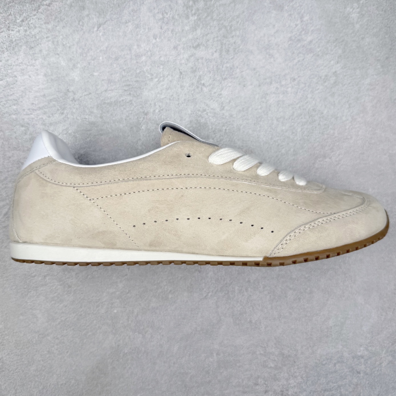 Alo yoga Sunset 舒适生活休闲鞋 男女同款 品牌故事Alo Yoga于2007年创立于洛杉矶，意在传播有意识的运动，同时激发人们的健康识与创造力。品牌的核心理念在于制作能够带来完美体验的瑜伽服饰与功能性单品，让有意识的运动融入并改变生活。Alo Yoga将其设计延伸到日常服饰概念，坚持不懈地捕捉当代时尚潮流，将品牌的运动美学理念、精致前卫的设计与舒适功能面料完美结合。与此同时，Alo Yoga的设计受到了时尚界人士与名人们的追捧，Talor Swift、Kendall Jenner等街拍照片中都曾出现品牌不同单品的身影。实拍调校N版已经零色差零失真 百分百还原实物色彩所见即所得 不存在货不对板色差等低级问题 选购参考实物拍摄 不混卖不参货 只用心做好货严格选品 承诺混一赔十 尺码：36 36.5 37.5 38 38.5 39 40 40.5 41 42 42.5 43 44 44.5 45-选品中心