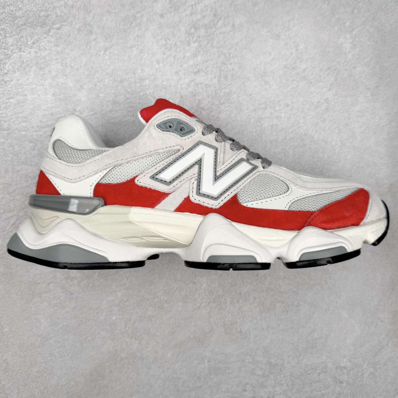New Balance NB9060 复古运动鞋 新百伦又带来了新鞋型 并且是与芝加哥街头品牌 Joe Freshgoods 的联名款 鞋身主体采用了类似 990 系列的设计风格 与传统复古慢跑鞋区别不大 最大的变化就是鞋底部分 在传统设计的中底外层 增加了多个分区的模块 圆润的线条设计与我们熟悉的 New Balance 风格截然不同 但与同样充满弧形线条的鞋面搭配 看起来毫无违和感 尺码：36-45-选品中心