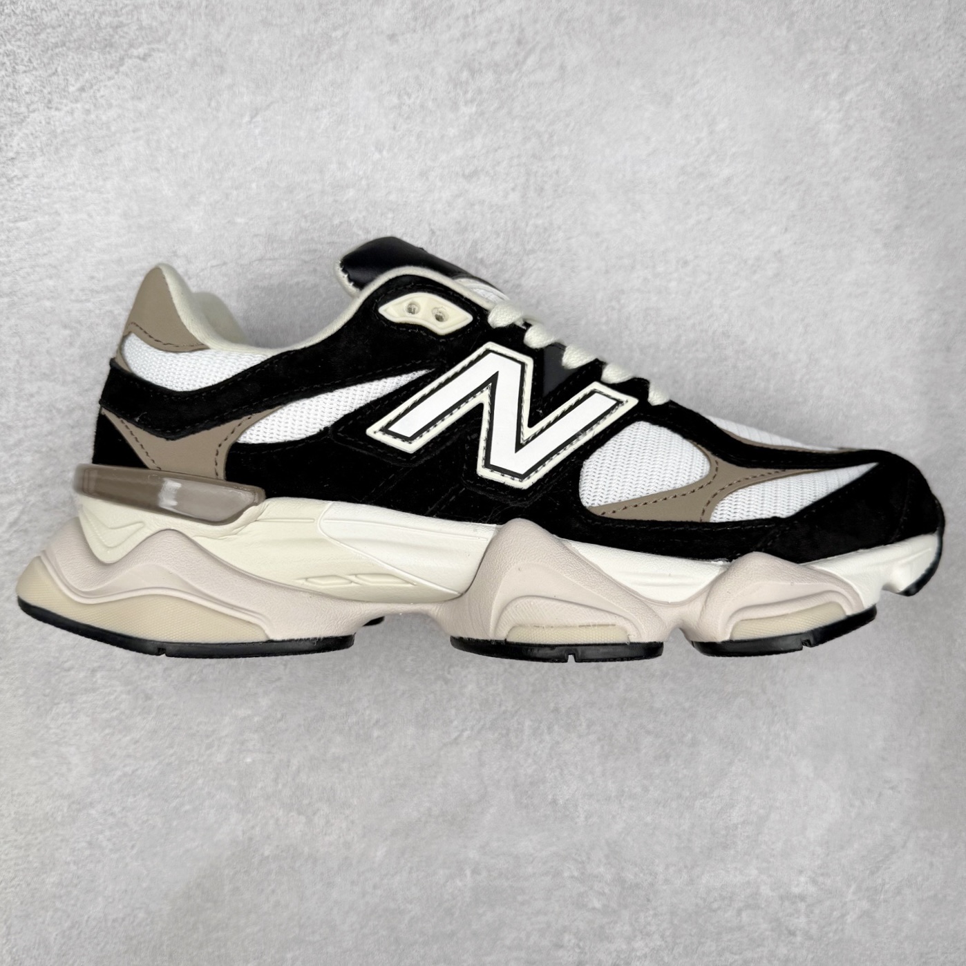 New Balance NB9060 复古运动鞋 新百伦又带来了新鞋型 并且是与芝加哥街头品牌 Joe Freshgoods 的联名款 鞋身主体采用了类似 990 系列的设计风格 与传统复古慢跑鞋区别不大 最大的变化就是鞋底部分 在传统设计的中底外层 增加了多个分区的模块 圆润的线条设计与我们熟悉的 New Balance 风格截然不同 但与同样充满弧形线条的鞋面搭配 看起来毫无违和感 尺码：36-45-选品中心