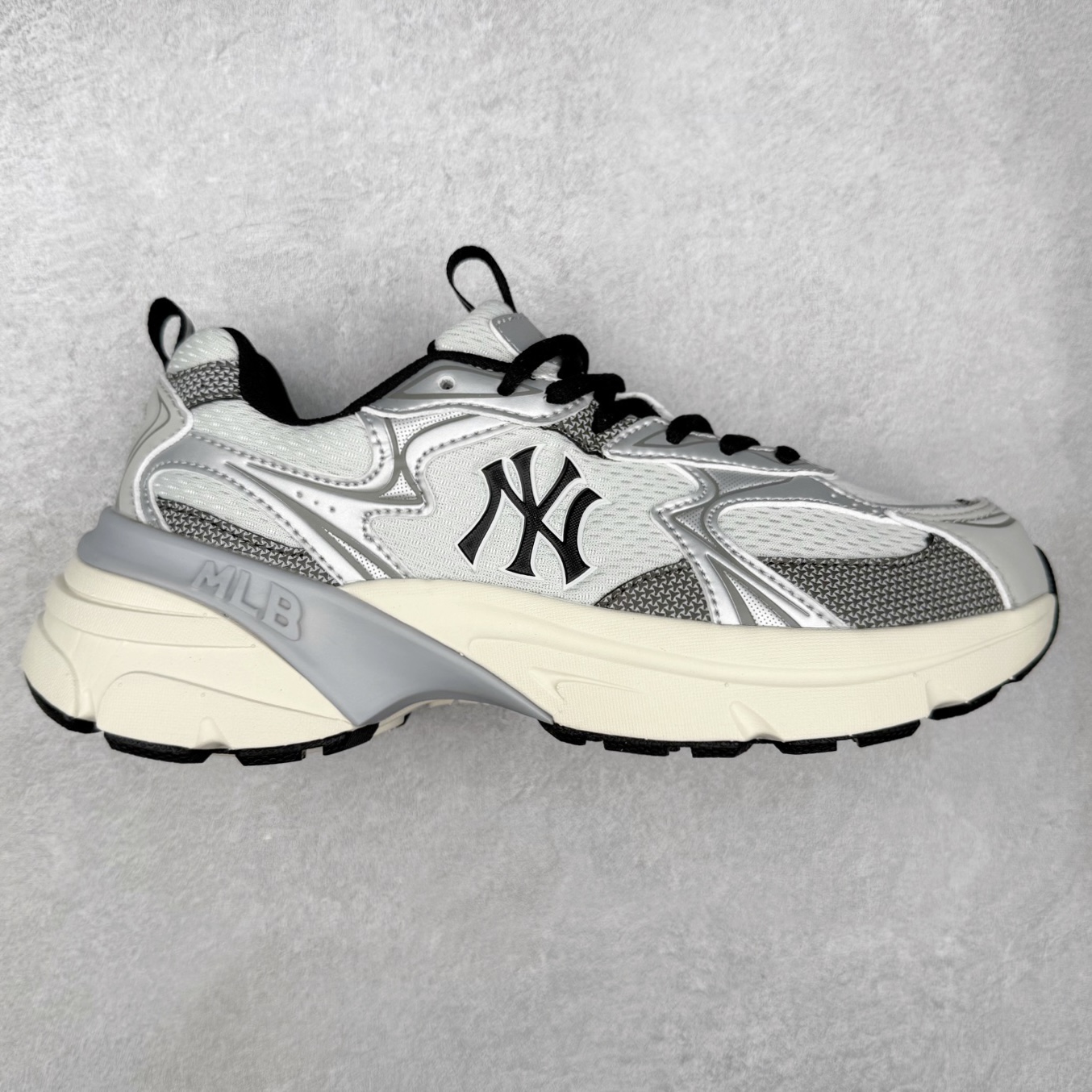 MLB New York Yankees Curve Runner 舒适百搭流浪鞋防滑耐磨低帮跑步鞋 Korea韩国联名NY美国榄球纽约洋基队限定 目前可过轻松秒过各类鉴定 能操作的私聊 韩国代购专供 左脚内置NFC感应 区别市面贴纸假芯片 MLB专用菱形双针中底布 重点细节中底布带注胶孔 原厂NFC感应吊牌 支持鉴定 一个两位数 原盒原标 全套原楦原纸板原厂数据开发 中韩文保养标贴 绿色防霉片 平台代购专供 独家一比一RB+MD组合大底 高频后跟小人Logo精准对位立体饱满 正确网布加超迁鞋面 转印中底走线紧密 转印Logo工艺表层防刮不掉色 尺码：35 36 36.5 37.5 38 38.5 39 40 40.5 41 42 42.5 43 44 44.5 45-选品中心