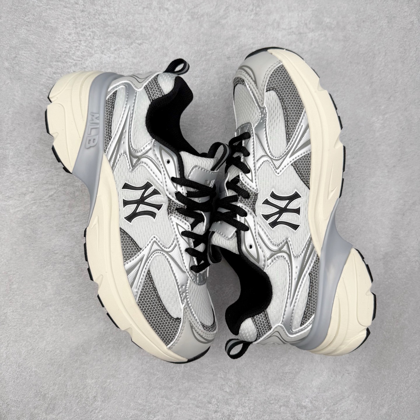 图片[9]-MLB New York Yankees Curve Runner 舒适百搭流浪鞋防滑耐磨低帮跑步鞋 Korea韩国联名NY美国榄球纽约洋基队限定 目前可过轻松秒过各类鉴定 能操作的私聊 韩国代购专供 左脚内置NFC感应 区别市面贴纸假芯片 MLB专用菱形双针中底布 重点细节中底布带注胶孔 原厂NFC感应吊牌 支持鉴定 一个两位数 原盒原标 全套原楦原纸板原厂数据开发 中韩文保养标贴 绿色防霉片 平台代购专供 独家一比一RB+MD组合大底 高频后跟小人Logo精准对位立体饱满 正确网布加超迁鞋面 转印中底走线紧密 转印Logo工艺表层防刮不掉色 尺码：35 36 36.5 37.5 38 38.5 39 40 40.5 41 42 42.5 43 44 44.5 45-选品中心