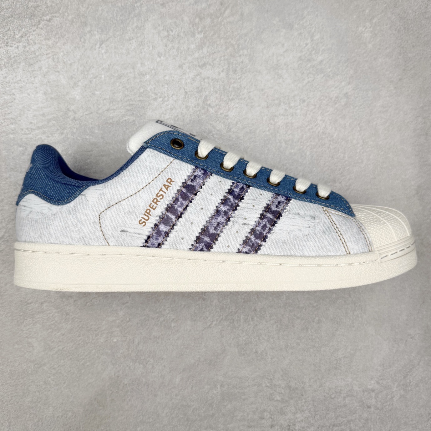 AD Originals Superstar 经典复古贝壳头板鞋 JS2488 诞生于1969年 是第一双将全皮面鞋 身与橡胶鞋头结合在一起的低帮篮球鞋 Superstar最开始 是作为高帮篮球鞋Pro Model的低帮版本而出现的 但因为其独特和醒目的橡胶鞋头造型而让大家熟知 被大家形象地称为\\\”shelltoe\\\”贝壳头 在70年代的美国职业篮球场上 接近3/4的NBA球员都将这双Superstar作为场上用鞋 80年代之后 经过不断的改良和发展 Superstar逐渐成为横跨时装、音乐、街头文化、休闲和运动等各大领域的时尚潮鞋 尺码：36 36.5 37 38 38.5 39 40 40.5 41 42 42.5 43 44 44.5 45-选品中心
