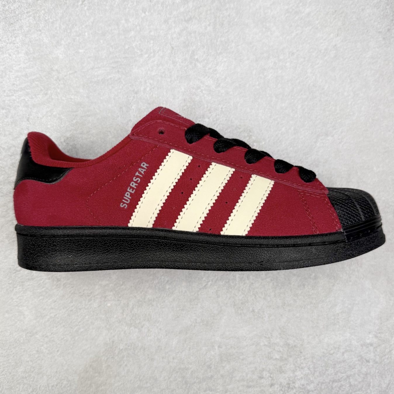 AD Originals Superstar 经典复古贝壳头板鞋 JQ3220 诞生于1969年 是第一双将全皮面鞋 身与橡胶鞋头结合在一起的低帮篮球鞋 Superstar最开始 是作为高帮篮球鞋Pro Model的低帮版本而出现的 但因为其独特和醒目的橡胶鞋头造型而让大家熟知 被大家形象地称为\\\”shelltoe\\\”贝壳头 在70年代的美国职业篮球场上 接近3/4的NBA球员都将这双Superstar作为场上用鞋 80年代之后 经过不断的改良和发展 Superstar逐渐成为横跨时装、音乐、街头文化、休闲和运动等各大领域的时尚潮鞋 尺码：36 36.5 37 38 38.5 39 40 40.5 41 42 42.5 43 44 44.5 45-选品中心