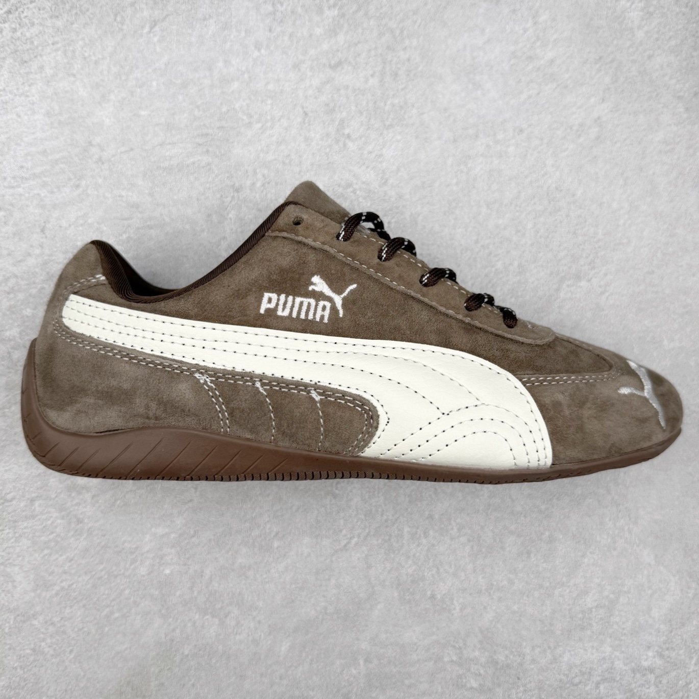 ＃特价福利 PUMA Speedca OG 彪马极速赛车系列低帮德训风拼接复古百搭休闲运动赛车鞋 鞋款从80、90年代赛车手所穿的防火赛车鞋为原型，鞋身线条模仿了赛车的流线廓形，体现了空气动力学原理的结构。简约流畅的外观，恰好又和贯穿其中的Formstrip Logo融合恰到好处，视觉上细节丰富且协调。本次Speedcat OG鞋款归来，最大看点自然式保留了窄版鞋型以及薄底构造。这两年各品牌鞋底越做越厚，Speedcat反其道而行之，上脚几乎无鞋底的效果带来耳目一新的视觉体验。鞋面依旧是以质感细腻的麂皮材质打造，并且大面积近乎全包裹的使用，复古味道也愈发浓烈。配色上更是将最原始的黑色和红色带回，向F1赛车队的标志性队服致敬。相信让各位一眼种草的更多是出挑的大红色，上脚即可瞬间点亮整体造型，在以球鞋为核心的OOTD中脱颖而出。而另一款黑色则是低调的万金油，彰显新潮个性的同时又不喧宾夺主，也是热爱简约系穿搭朋友的首选。 尺码：35.5 36 37 37.5 38 38.5 39 40 40.5 41 42 42.5 43 44 44.5 45-选品中心