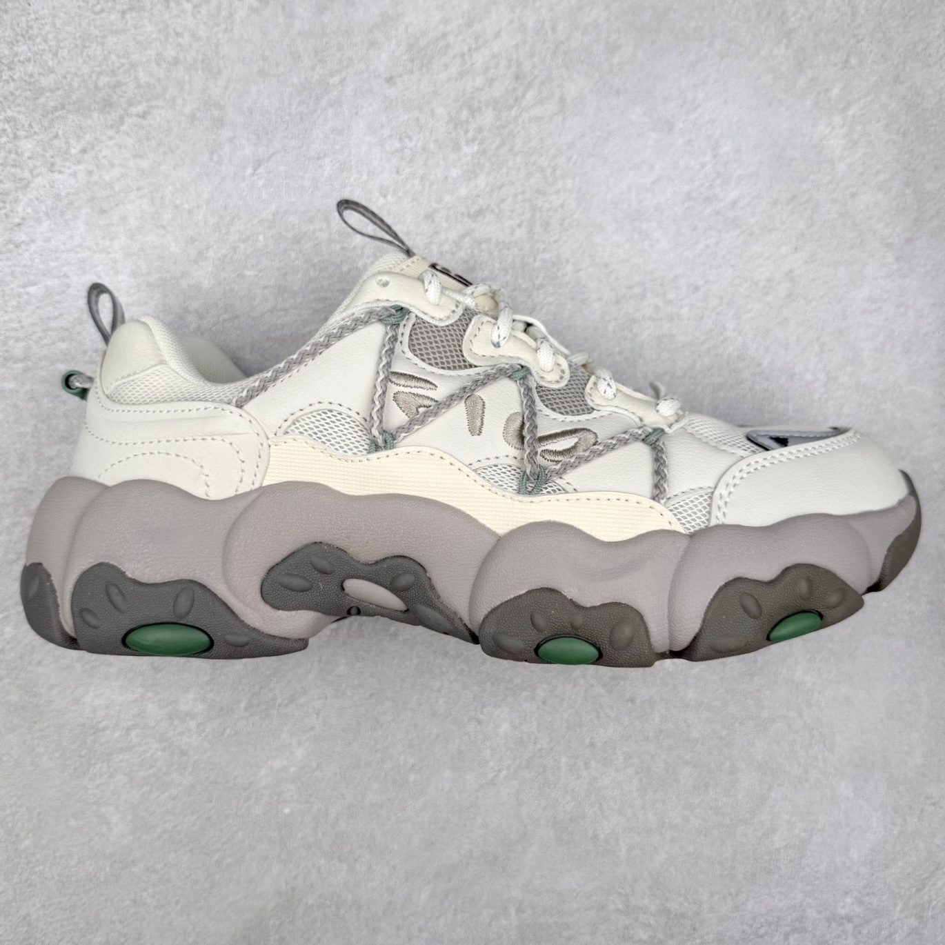 FILA斐乐 FLUID 6 猫爪织物合成革百搭潮流时尚个性运动复古经典减震耐磨低帮老爹鞋 FUSION 系列传承了 FILA 的百年基因，融入年轻运动及潮流文化，成为引领变革、创新突破的一代。以“1+N” 的跨界合作模式重现经典的同时创造经典。带来最出其不意的跨界合作惊喜。同时，FILAFUSION把FILA 的 DNA 融入到定制体验里，你可以随心制造厲于你的产品。FILA FUSION 的鞋家族涵盖了老爹鞋、跑步鞋、网球鞋、季节款。风格复古新潮，满足了时尚人士出行及各类运动的搭配需求，成为当下年轻人筷拥的鞋类品牌之一。FILA FUSION 走进年轻人的世界，通过年轻人运动，街舞，滑板，篮球，展现 FILA FUSION 的潮流态度和年轻文化。FILA FUSION 认为末来属于引领变革、创新突破的年轻一代，让我们一起构成 FILA 未来的蓝图吧！尺码：35.5 36 36.5 37.5 38 38.5 39 40 40.5 41 42 42.5 43 44 44.5 45-选品中心