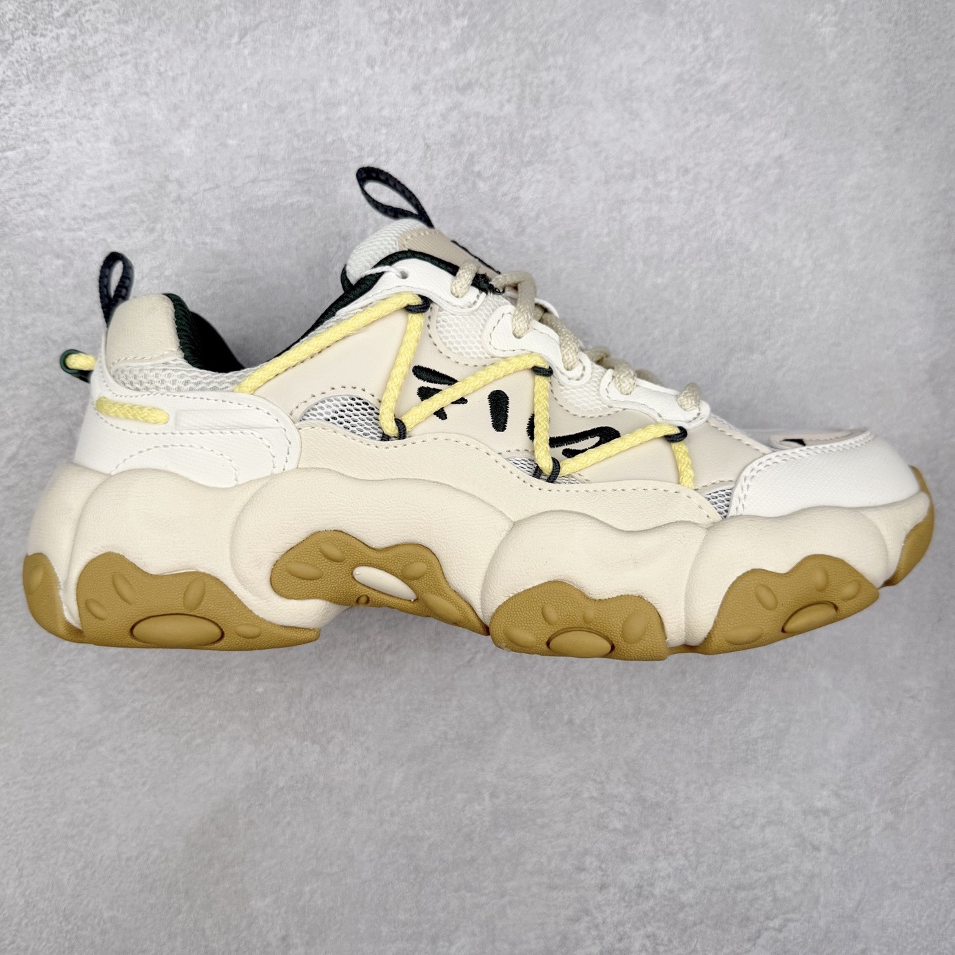 FILA斐乐 FLUID 6 猫爪织物合成革百搭潮流时尚个性运动复古经典减震耐磨低帮老爹鞋 FUSION 系列传承了 FILA 的百年基因，融入年轻运动及潮流文化，成为引领变革、创新突破的一代。以“1+N” 的跨界合作模式重现经典的同时创造经典。带来最出其不意的跨界合作惊喜。同时，FILAFUSION把FILA 的 DNA 融入到定制体验里，你可以随心制造厲于你的产品。FILA FUSION 的鞋家族涵盖了老爹鞋、跑步鞋、网球鞋、季节款。风格复古新潮，满足了时尚人士出行及各类运动的搭配需求，成为当下年轻人筷拥的鞋类品牌之一。FILA FUSION 走进年轻人的世界，通过年轻人运动，街舞，滑板，篮球，展现 FILA FUSION 的潮流态度和年轻文化。FILA FUSION 认为末来属于引领变革、创新突破的年轻一代，让我们一起构成 FILA 未来的蓝图吧！尺码：35.5 36 36.5 37.5 38 38.5 39 40 40.5 41 42 42.5 43 44 44.5 45-选品中心