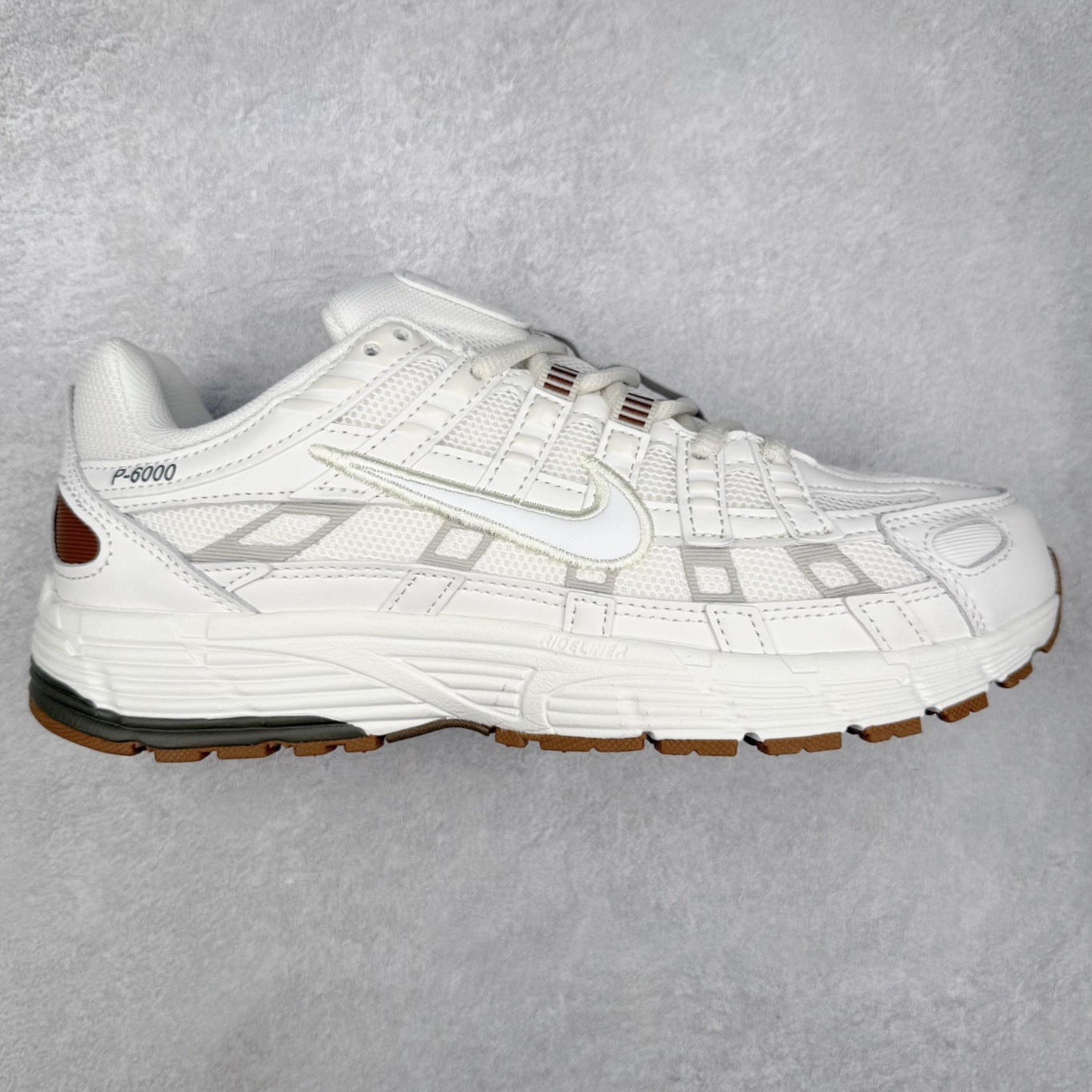 NK P-6000 系列低帮复古老爹风休闲运动舒适慢跑鞋 HF0015-100 融合 Pegasus 过往运动鞋设计 助力 21 世纪早期跑步运动跃升时尚新高度 采用透气网眼布、运动风格线条和耐穿覆面 兼具吸睛外观和舒适感受 中底泡绵以田径赛道为灵感 打造厚实设计 缔造出众缓震性能 尺码：36 36.5 37.5 38 38.5 39 40 40.5 41 42 42.5 43 44 44.5 45-选品中心