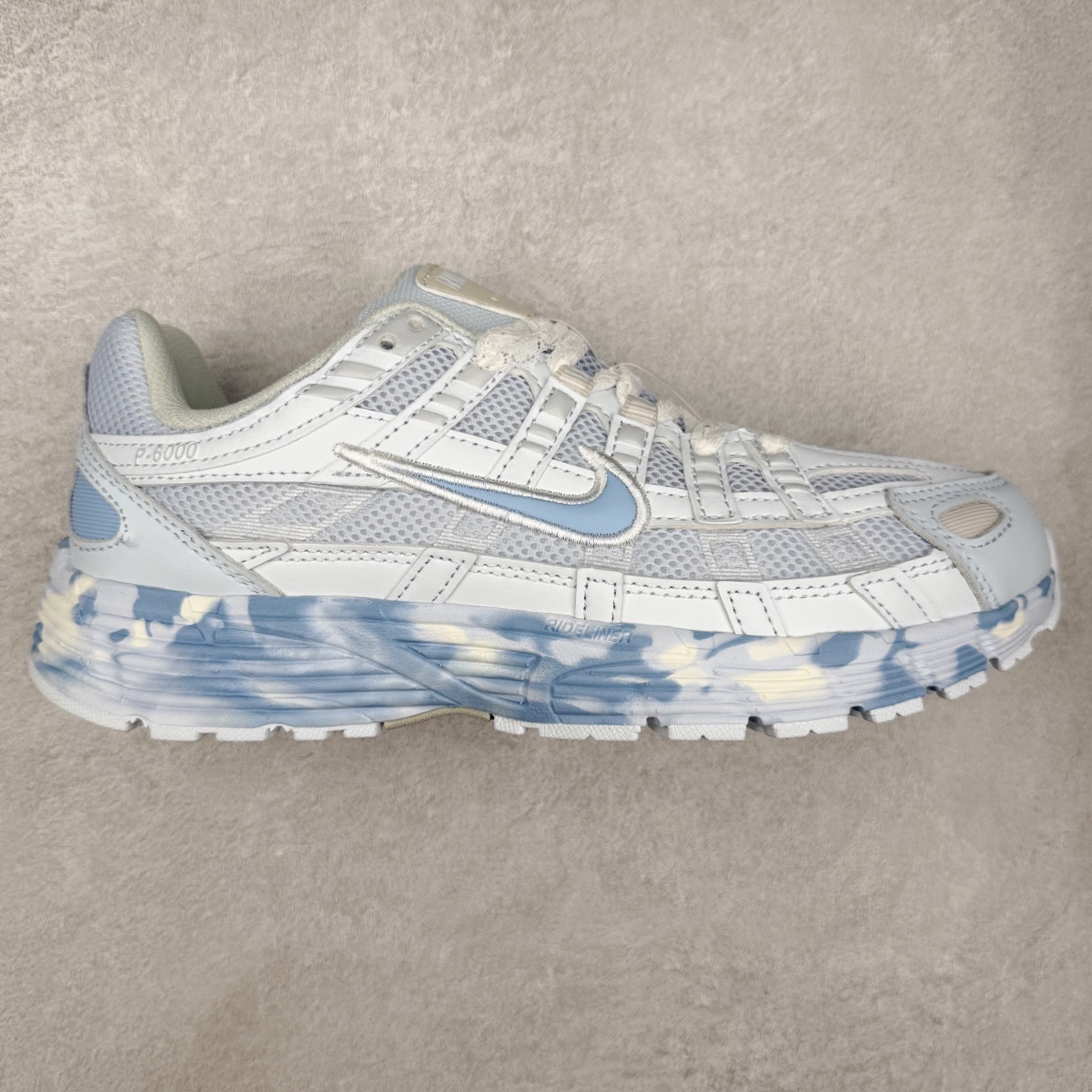 NK P-6000 系列低帮复古老爹风休闲运动舒适慢跑鞋 CV2209-111 蓝冠莓莓2.0 融合 Pegasus 过往运动鞋设计 助力 21 世纪早期跑步运动跃升时尚新高度 采用透气网眼布、运动风格线条和耐穿覆面 兼具吸睛外观和舒适感受 中底泡绵以田径赛道为灵感 打造厚实设计 缔造出众缓震性能 尺码：36 36.5 37.5 38 38.5 39 40 40.5 41 42 42.5 43 44 44.5 45-选品中心