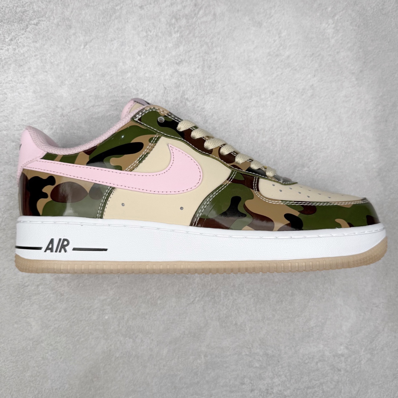 NK Air Force 1´07 Low 空军一号低帮百搭休闲运动板鞋 HQ1967-200 柔软、弹性十足的缓震性能和出色的中底设计 横跨复古与现代的外型结合 造就出风靡全球 三十多年的Force 1 直到今天还深受青睐 实拍调校N版已经零色差零失真 百分百还原实物色彩所见即所得 不存在货不对板色差等低级问题 选购参考实物拍摄 不混卖不参货 只用心做好货严格选品 承诺混一赔十 尺码：36 36.5 37.5 38 38.5 39 40 40.5 41 42 42.5 43 44 44.5 45-选品中心