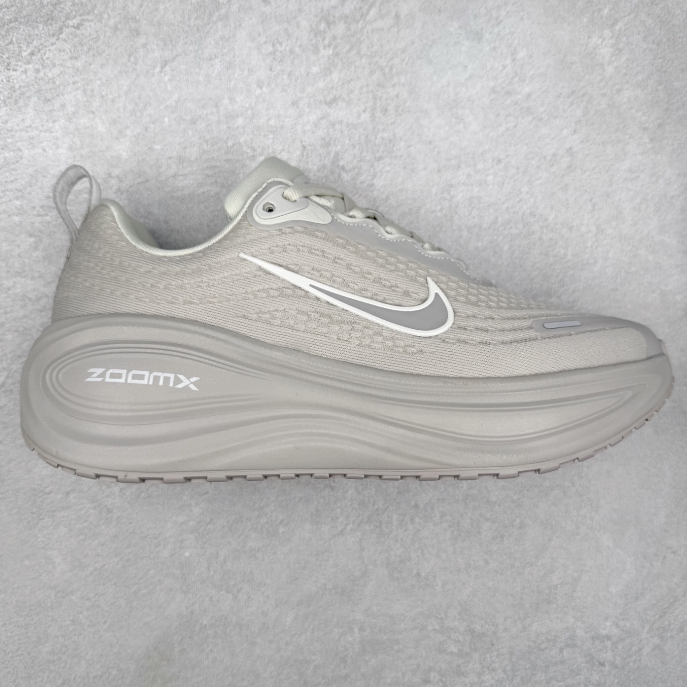 NK Vomero Plus 时尚舒适 网布防滑耐磨 低帮跑步鞋 HV8150-001 实拍调校N版已经零色差零失真 百分百还原实物色彩所见即所得 不存在货不对板色差等低级问题 选购参考实物拍摄 不混卖不参货 只用心做好货严格选品 承诺混一赔十 尺码:36 36.5 37.5 38 38.5 39 40 40.5 41 42 42.5 43 44 44.5 45-选品中心