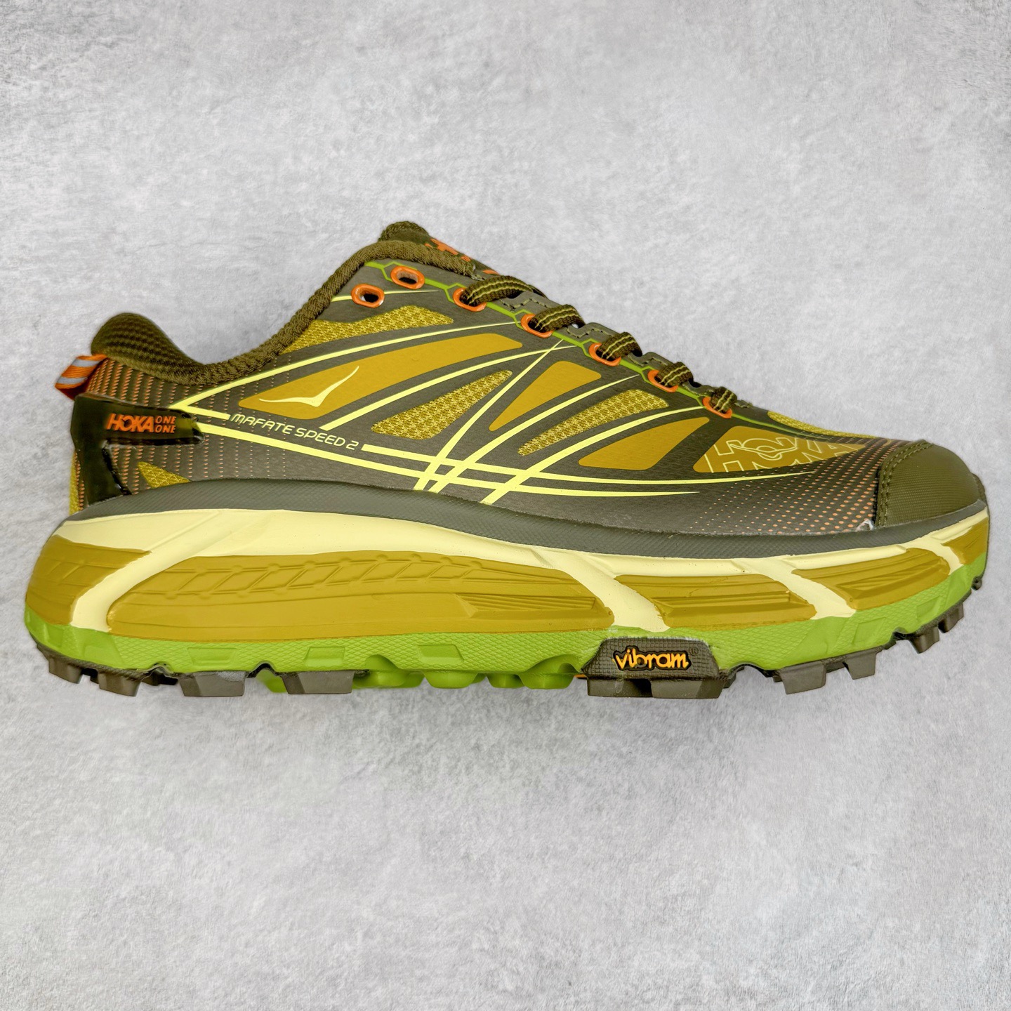 图片[9]-＃特价福利 HOKA ONE ONE Mafate Speed Low 玛法特系列低帮轻量户外越野休闲运动慢跑鞋 HOKA ONE ONE 最近推出了一个胶囊系列 Origin Story 这个系列里的 Mafate Speed 2 可以说让我日思夜想有一阵子了 最近终于拔草 让我来分享一下这双也是上脚赞到爆的越野跑鞋吧 以阿尔卑斯山脉作为主题将亮黄色与蓝色调覆盖在这经典轮廓之上 配色的呈现效果相当亮眼 以至于很多人买这个配色是用来日常搭配的 鞋面采用超轻的无缝架构 轻薄的TPU贴在透气的鞋面材料上 减轻重量同时也保证了支撑性 鞋底则采用滚动平衡技术 引导跑者回归自然步态 祖传的神奇EVA材质中底依旧是一如既往地表现优秀 能提供充足的缓震 作为HOKA家的越野跑鞋 VIBRAM 橡胶大底也是必不可少的 即便在复杂湿滑的地形 依旧能有良好的抓地力及稳定性 鞋带采用了弹性不易松脱的扁宽弹性鞋带 前掌与中掌部分也进行了加宽 也更加适合亚洲人的脚型 是一款十分全面且足够强悍的户外硬核越野鞋 而这双极其亮眼的越野跑鞋恰好又是在江山一百中参赛的UTMB冠军 Ludovic POMMERET 夺冠时穿着的战靴 这就让它变得更加有吸引力了 用来日常搭配的话短裤是基本不挑 长裤我个人推荐阔腿裤 工装裤以及各种长筒牛仔裤都可以 尺码：36 36.5 37.5 38 38.5 39 40 40.5 41 42 42.5 43 44 45-选品中心