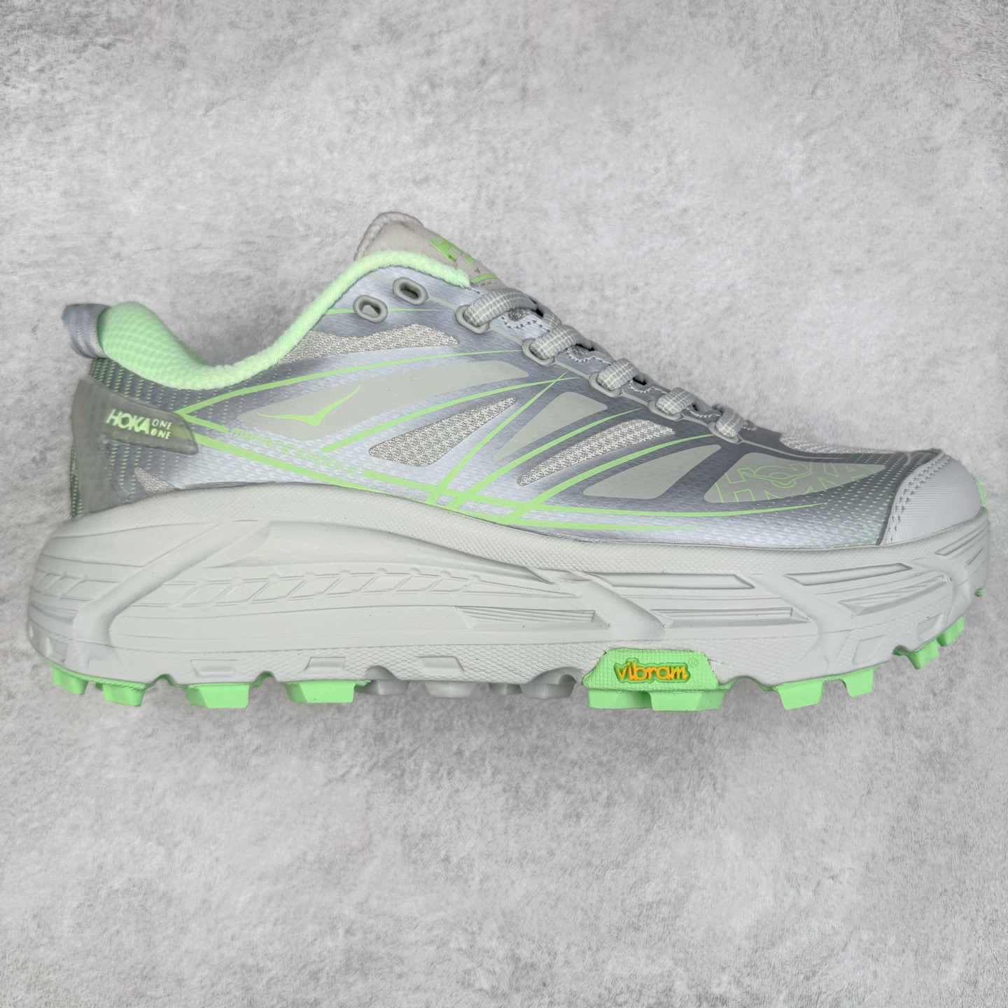 图片[8]-＃特价福利 HOKA ONE ONE Mafate Speed Low 玛法特系列低帮轻量户外越野休闲运动慢跑鞋 HOKA ONE ONE 最近推出了一个胶囊系列 Origin Story 这个系列里的 Mafate Speed 2 可以说让我日思夜想有一阵子了 最近终于拔草 让我来分享一下这双也是上脚赞到爆的越野跑鞋吧 以阿尔卑斯山脉作为主题将亮黄色与蓝色调覆盖在这经典轮廓之上 配色的呈现效果相当亮眼 以至于很多人买这个配色是用来日常搭配的 鞋面采用超轻的无缝架构 轻薄的TPU贴在透气的鞋面材料上 减轻重量同时也保证了支撑性 鞋底则采用滚动平衡技术 引导跑者回归自然步态 祖传的神奇EVA材质中底依旧是一如既往地表现优秀 能提供充足的缓震 作为HOKA家的越野跑鞋 VIBRAM 橡胶大底也是必不可少的 即便在复杂湿滑的地形 依旧能有良好的抓地力及稳定性 鞋带采用了弹性不易松脱的扁宽弹性鞋带 前掌与中掌部分也进行了加宽 也更加适合亚洲人的脚型 是一款十分全面且足够强悍的户外硬核越野鞋 而这双极其亮眼的越野跑鞋恰好又是在江山一百中参赛的UTMB冠军 Ludovic POMMERET 夺冠时穿着的战靴 这就让它变得更加有吸引力了 用来日常搭配的话短裤是基本不挑 长裤我个人推荐阔腿裤 工装裤以及各种长筒牛仔裤都可以 尺码：36 36.5 37.5 38 38.5 39 40 40.5 41 42 42.5 43 44 45-选品中心