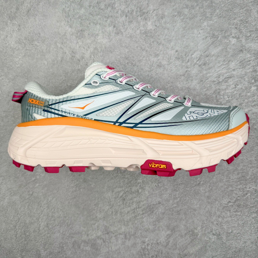 图片[5]-＃特价福利 HOKA ONE ONE Mafate Speed Low 玛法特系列低帮轻量户外越野休闲运动慢跑鞋 HOKA ONE ONE 最近推出了一个胶囊系列 Origin Story 这个系列里的 Mafate Speed 2 可以说让我日思夜想有一阵子了 最近终于拔草 让我来分享一下这双也是上脚赞到爆的越野跑鞋吧 以阿尔卑斯山脉作为主题将亮黄色与蓝色调覆盖在这经典轮廓之上 配色的呈现效果相当亮眼 以至于很多人买这个配色是用来日常搭配的 鞋面采用超轻的无缝架构 轻薄的TPU贴在透气的鞋面材料上 减轻重量同时也保证了支撑性 鞋底则采用滚动平衡技术 引导跑者回归自然步态 祖传的神奇EVA材质中底依旧是一如既往地表现优秀 能提供充足的缓震 作为HOKA家的越野跑鞋 VIBRAM 橡胶大底也是必不可少的 即便在复杂湿滑的地形 依旧能有良好的抓地力及稳定性 鞋带采用了弹性不易松脱的扁宽弹性鞋带 前掌与中掌部分也进行了加宽 也更加适合亚洲人的脚型 是一款十分全面且足够强悍的户外硬核越野鞋 而这双极其亮眼的越野跑鞋恰好又是在江山一百中参赛的UTMB冠军 Ludovic POMMERET 夺冠时穿着的战靴 这就让它变得更加有吸引力了 用来日常搭配的话短裤是基本不挑 长裤我个人推荐阔腿裤 工装裤以及各种长筒牛仔裤都可以 尺码：36 36.5 37.5 38 38.5 39 40 40.5 41 42 42.5 43 44 45-选品中心