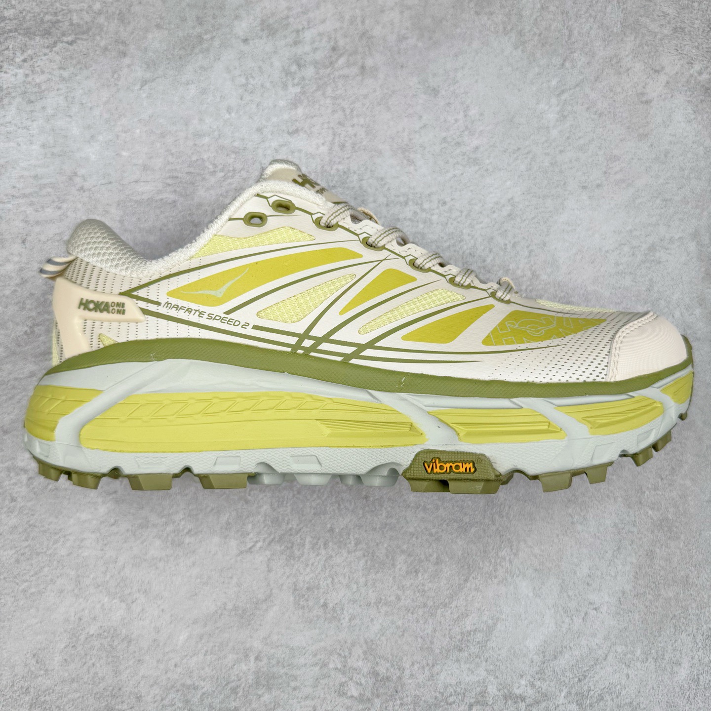 图片[6]-＃特价福利 HOKA ONE ONE Mafate Speed Low 玛法特系列低帮轻量户外越野休闲运动慢跑鞋 HOKA ONE ONE 最近推出了一个胶囊系列 Origin Story 这个系列里的 Mafate Speed 2 可以说让我日思夜想有一阵子了 最近终于拔草 让我来分享一下这双也是上脚赞到爆的越野跑鞋吧 以阿尔卑斯山脉作为主题将亮黄色与蓝色调覆盖在这经典轮廓之上 配色的呈现效果相当亮眼 以至于很多人买这个配色是用来日常搭配的 鞋面采用超轻的无缝架构 轻薄的TPU贴在透气的鞋面材料上 减轻重量同时也保证了支撑性 鞋底则采用滚动平衡技术 引导跑者回归自然步态 祖传的神奇EVA材质中底依旧是一如既往地表现优秀 能提供充足的缓震 作为HOKA家的越野跑鞋 VIBRAM 橡胶大底也是必不可少的 即便在复杂湿滑的地形 依旧能有良好的抓地力及稳定性 鞋带采用了弹性不易松脱的扁宽弹性鞋带 前掌与中掌部分也进行了加宽 也更加适合亚洲人的脚型 是一款十分全面且足够强悍的户外硬核越野鞋 而这双极其亮眼的越野跑鞋恰好又是在江山一百中参赛的UTMB冠军 Ludovic POMMERET 夺冠时穿着的战靴 这就让它变得更加有吸引力了 用来日常搭配的话短裤是基本不挑 长裤我个人推荐阔腿裤 工装裤以及各种长筒牛仔裤都可以 尺码：36 36.5 37.5 38 38.5 39 40 40.5 41 42 42.5 43 44 45-选品中心