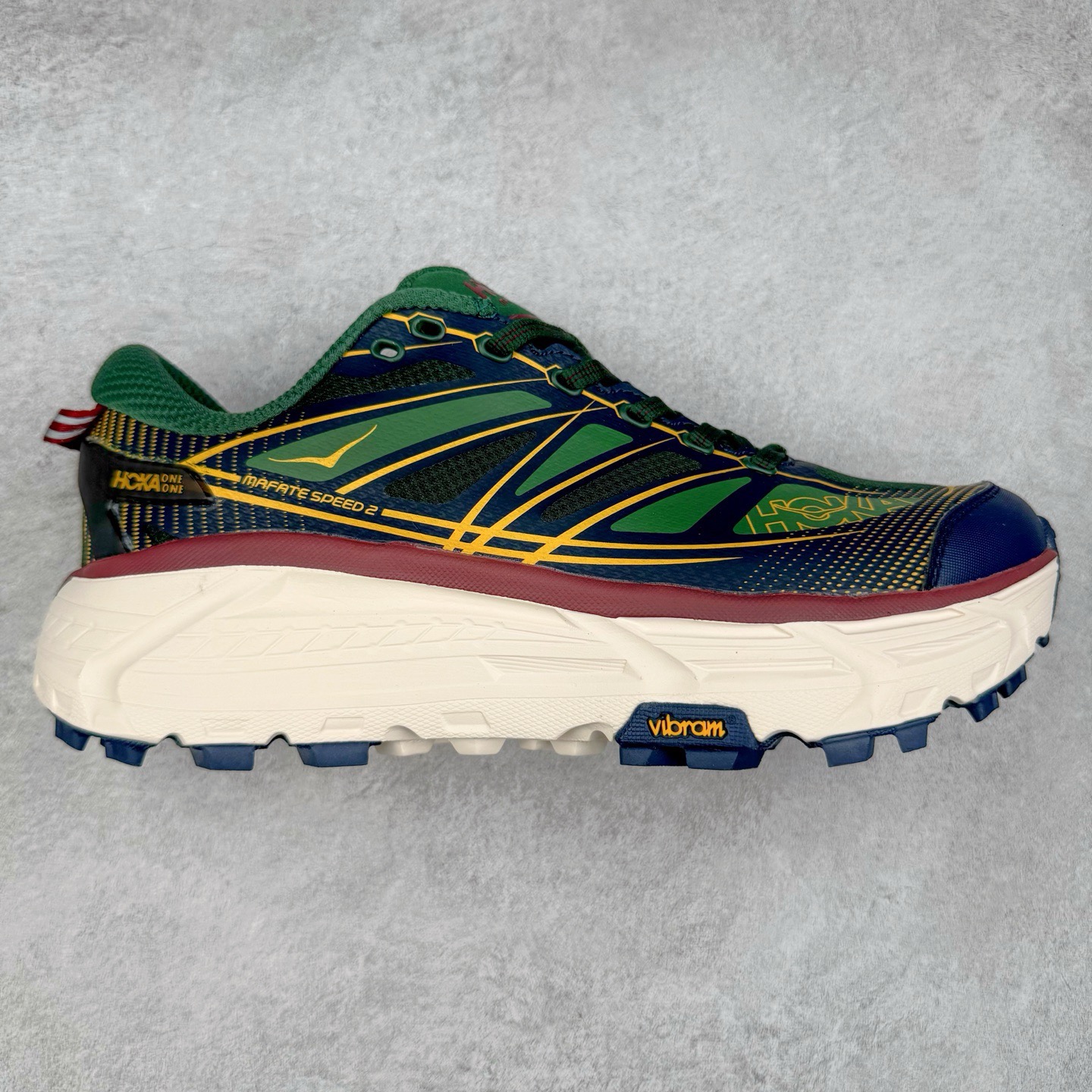 图片[9]-＃特价福利 HOKA ONE ONE Mafate Speed Low 玛法特系列低帮轻量户外越野休闲运动慢跑鞋 HOKA ONE ONE 最近推出了一个胶囊系列 Origin Story 这个系列里的 Mafate Speed 2 可以说让我日思夜想有一阵子了 最近终于拔草 让我来分享一下这双也是上脚赞到爆的越野跑鞋吧 以阿尔卑斯山脉作为主题将亮黄色与蓝色调覆盖在这经典轮廓之上 配色的呈现效果相当亮眼 以至于很多人买这个配色是用来日常搭配的 鞋面采用超轻的无缝架构 轻薄的TPU贴在透气的鞋面材料上 减轻重量同时也保证了支撑性 鞋底则采用滚动平衡技术 引导跑者回归自然步态 祖传的神奇EVA材质中底依旧是一如既往地表现优秀 能提供充足的缓震 作为HOKA家的越野跑鞋 VIBRAM 橡胶大底也是必不可少的 即便在复杂湿滑的地形 依旧能有良好的抓地力及稳定性 鞋带采用了弹性不易松脱的扁宽弹性鞋带 前掌与中掌部分也进行了加宽 也更加适合亚洲人的脚型 是一款十分全面且足够强悍的户外硬核越野鞋 而这双极其亮眼的越野跑鞋恰好又是在江山一百中参赛的UTMB冠军 Ludovic POMMERET 夺冠时穿着的战靴 这就让它变得更加有吸引力了 用来日常搭配的话短裤是基本不挑 长裤我个人推荐阔腿裤 工装裤以及各种长筒牛仔裤都可以 尺码：36 36.5 37.5 38 38.5 39 40 40.5 41 42 42.5 43 44 45-选品中心