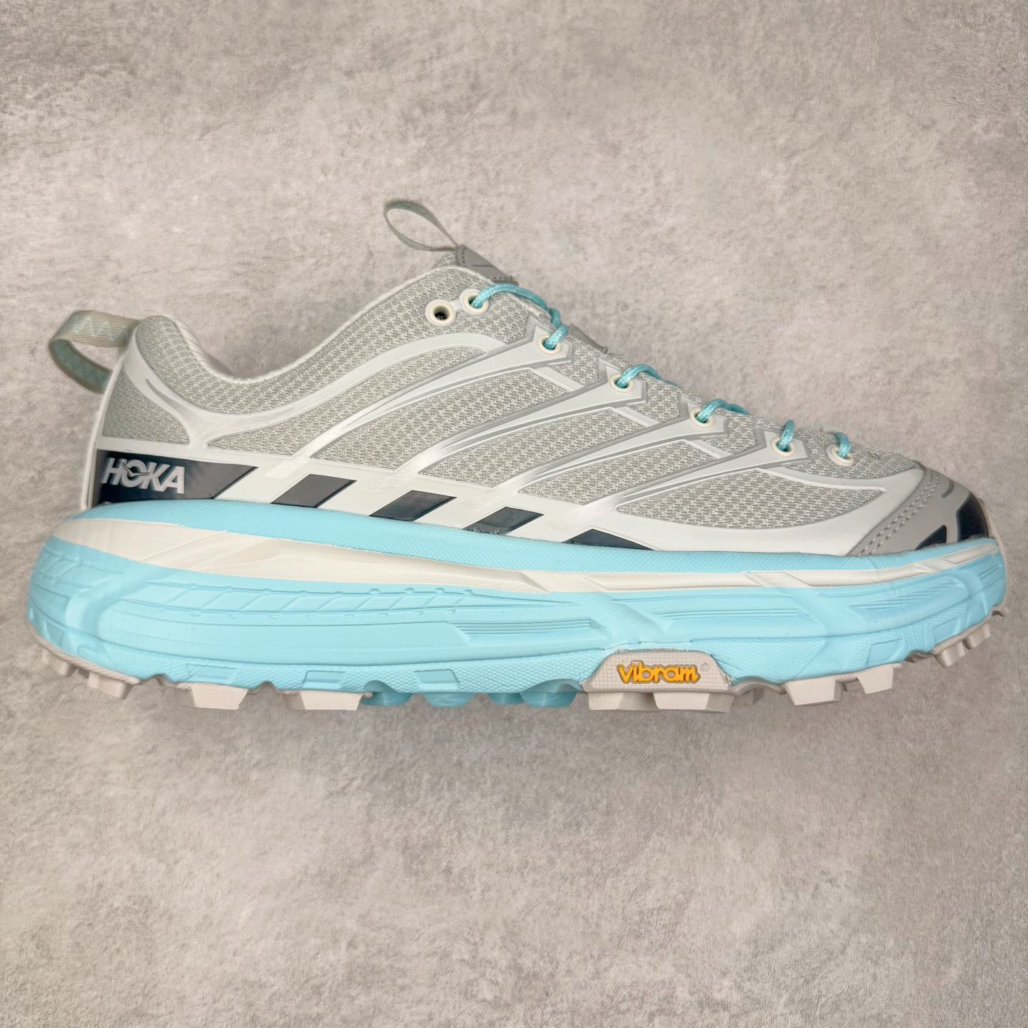＃特价福利 HOKA ONE ONE Mafate Speed Low 玛法特系列低帮轻量户外越野休闲运动慢跑鞋 HOKA ONE ONE 最近推出了一个胶囊系列 Origin Story 这个系列里的 Mafate Speed 2 可以说让我日思夜想有一阵子了 最近终于拔草 让我来分享一下这双也是上脚赞到爆的越野跑鞋吧 以阿尔卑斯山脉作为主题将亮黄色与蓝色调覆盖在这经典轮廓之上 配色的呈现效果相当亮眼 以至于很多人买这个配色是用来日常搭配的 鞋面采用超轻的无缝架构 轻薄的TPU贴在透气的鞋面材料上 减轻重量同时也保证了支撑性 鞋底则采用滚动平衡技术 引导跑者回归自然步态 祖传的神奇EVA材质中底依旧是一如既往地表现优秀 能提供充足的缓震 作为HOKA家的越野跑鞋 VIBRAM 橡胶大底也是必不可少的 即便在复杂湿滑的地形 依旧能有良好的抓地力及稳定性 鞋带采用了弹性不易松脱的扁宽弹性鞋带 前掌与中掌部分也进行了加宽 也更加适合亚洲人的脚型 是一款十分全面且足够强悍的户外硬核越野鞋 而这双极其亮眼的越野跑鞋恰好又是在江山一百中参赛的UTMB冠军 Ludovic POMMERET 夺冠时穿着的战靴 这就让它变得更加有吸引力了 用来日常搭配的话短裤是基本不挑 长裤我个人推荐阔腿裤 工装裤以及各种长筒牛仔裤都可以 尺码：36 36.5 37.5 38 38.5 39 40 40.5 41 42 42.5 43 44 45-选品中心