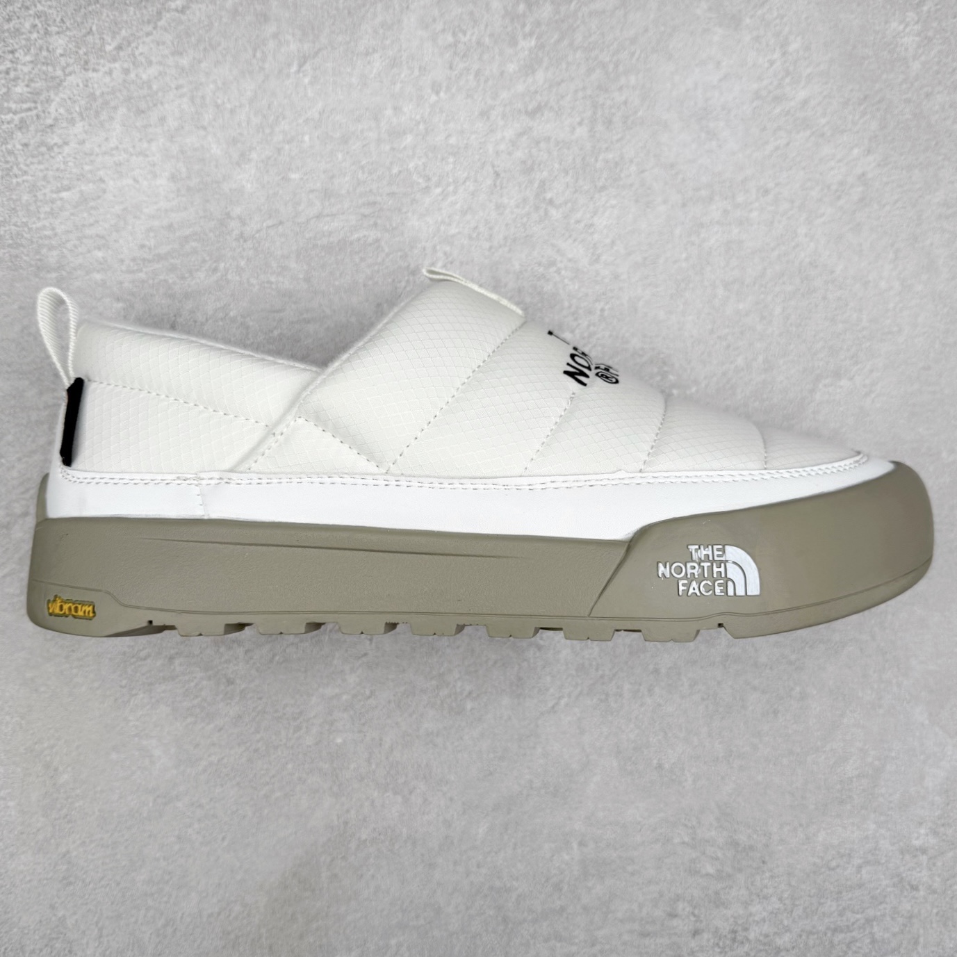 THE NORTH FACE Clyffe 北面舒适百搭 防滑耐磨 低帮 生活休闲鞋 男女同款 North Face于1966年成立，一直致力于为户外运动员的每一次严酷探索提供专业装备。作为全球户外运动领导品牌，The NorthFace以经过专业运动员测试、适应各类户外需求的产品助力探索者不断超越自我，激发人类潜能。The North Face象征着众多山脉中更冷、更值得挑战的北坡。品牌标志则来自Half Dome，一座位于美国加州Yosemite NationalPark（优胜美地国家公园）里的山峰，中文名字取为「北面」，象征着不畏惧的户外探索精神。1997年，The North Face采用全新的宣传标语「Never Stop Exploring探索永不停止」，体现品牌的探索精神，成为品牌的座右铭。尺码：36/45-选品中心