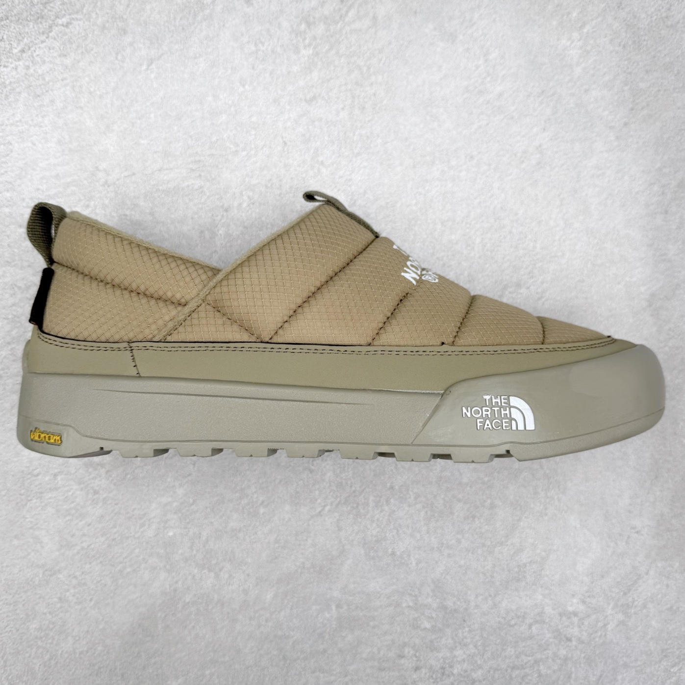 图片[2]-THE NORTH FACE Clyffe 北面舒适百搭 防滑耐磨 低帮 生活休闲鞋 男女同款 North Face于1966年成立，一直致力于为户外运动员的每一次严酷探索提供专业装备。作为全球户外运动领导品牌，The NorthFace以经过专业运动员测试、适应各类户外需求的产品助力探索者不断超越自我，激发人类潜能。The North Face象征着众多山脉中更冷、更值得挑战的北坡。品牌标志则来自Half Dome，一座位于美国加州Yosemite NationalPark（优胜美地国家公园）里的山峰，中文名字取为「北面」，象征着不畏惧的户外探索精神。1997年，The North Face采用全新的宣传标语「Never Stop Exploring探索永不停止」，体现品牌的探索精神，成为品牌的座右铭。尺码：36/45-选品中心