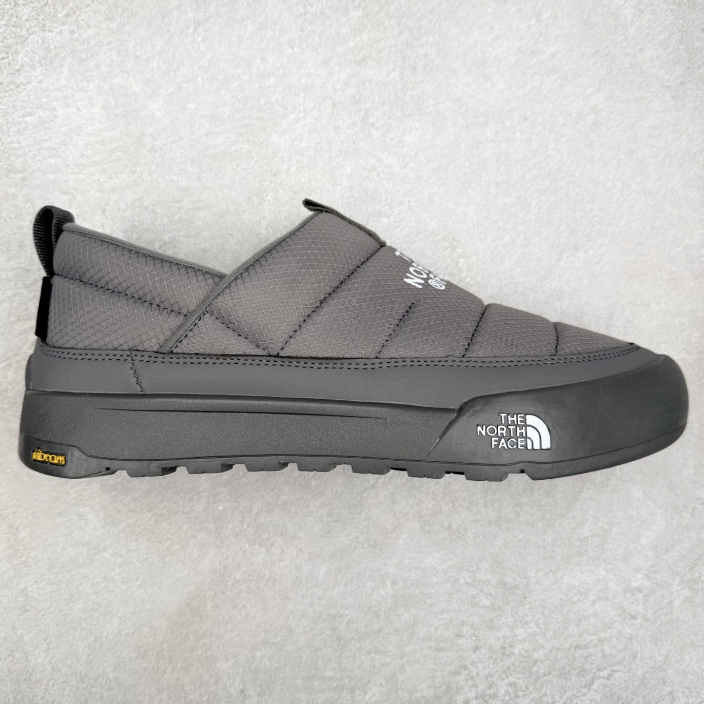 THE NORTH FACE Clyffe 北面舒适百搭 防滑耐磨 低帮 生活休闲鞋 男女同款 North Face于1966年成立，一直致力于为户外运动员的每一次严酷探索提供专业装备。作为全球户外运动领导品牌，The NorthFace以经过专业运动员测试、适应各类户外需求的产品助力探索者不断超越自我，激发人类潜能。The North Face象征着众多山脉中更冷、更值得挑战的北坡。品牌标志则来自Half Dome，一座位于美国加州Yosemite NationalPark（优胜美地国家公园）里的山峰，中文名字取为「北面」，象征着不畏惧的户外探索精神。1997年，The North Face采用全新的宣传标语「Never Stop Exploring探索永不停止」，体现品牌的探索精神，成为品牌的座右铭。尺码：36/45-选品中心