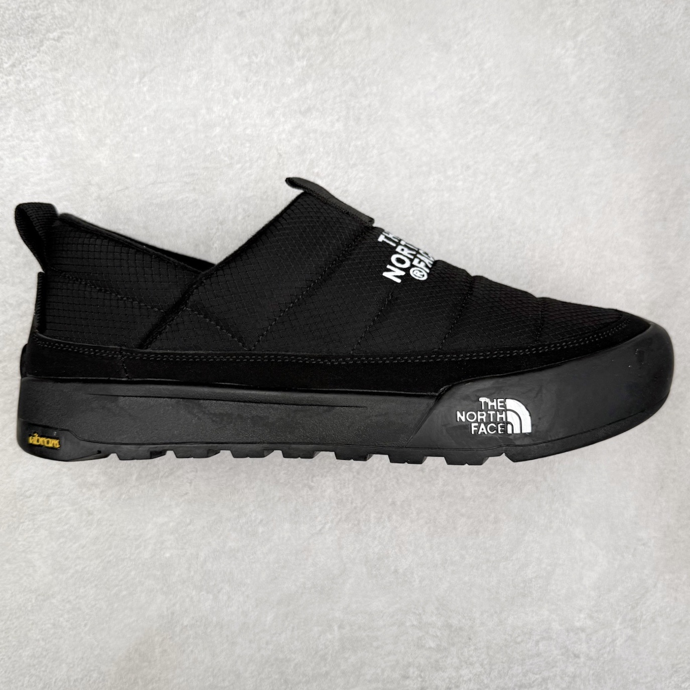 图片[4]-THE NORTH FACE Clyffe 北面舒适百搭 防滑耐磨 低帮 生活休闲鞋 男女同款 North Face于1966年成立，一直致力于为户外运动员的每一次严酷探索提供专业装备。作为全球户外运动领导品牌，The NorthFace以经过专业运动员测试、适应各类户外需求的产品助力探索者不断超越自我，激发人类潜能。The North Face象征着众多山脉中更冷、更值得挑战的北坡。品牌标志则来自Half Dome，一座位于美国加州Yosemite NationalPark（优胜美地国家公园）里的山峰，中文名字取为「北面」，象征着不畏惧的户外探索精神。1997年，The North Face采用全新的宣传标语「Never Stop Exploring探索永不停止」，体现品牌的探索精神，成为品牌的座右铭。尺码：36/45-选品中心